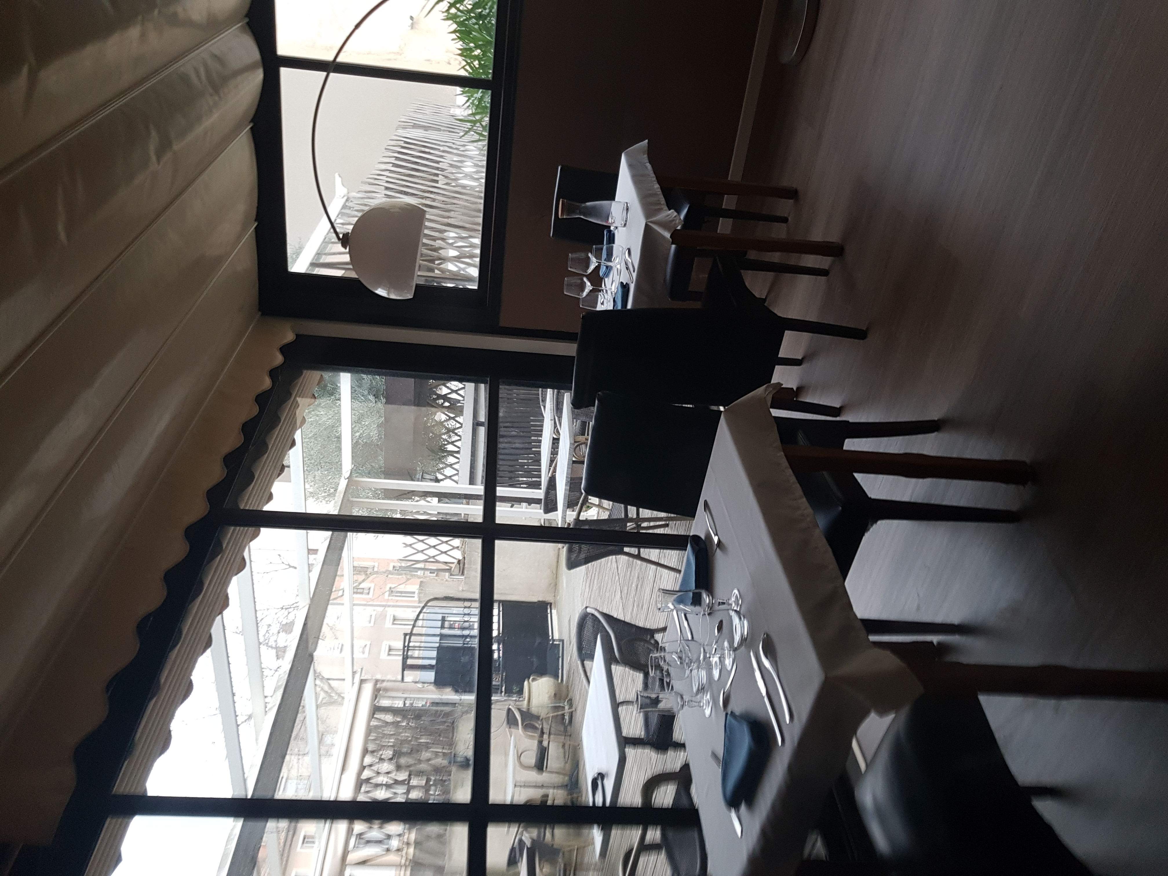 Bonjour messieurs et mesdames vente de fond de commerce restauration au centre ville de lezignan corbières. 
Bon emplacement idéal pour restaurant traditionnel et au goût de lezignan corbières ragoût, blanquette, boeuf bourguignon, boeuf carottes, coq au vin , salade, mille feuilles, chou à la crème et s en oublié le cassoulet. 
Cette cuisine vous plaît allors lezignan corbières est fait pour vous. 
De printemps à l hiver différentes fêtes sont organisées dans la ville de lezignan corbières. 
Une clientèle qui demande souvent ou trouvé un restaurant donc la possibilité de pouvoir obtenir une clientèle adapté à votre style de restauration est tout à fait possible. 
Un fond de commerce restauration à 48 000 euros avec possible discussion, le loyer des murs et négociable à voir avec l agence immobilière.
Actuellement je paye 800€ + 50 euros d eaux. 
Pour plus emple informations me contacter au 07 88 46 82 54