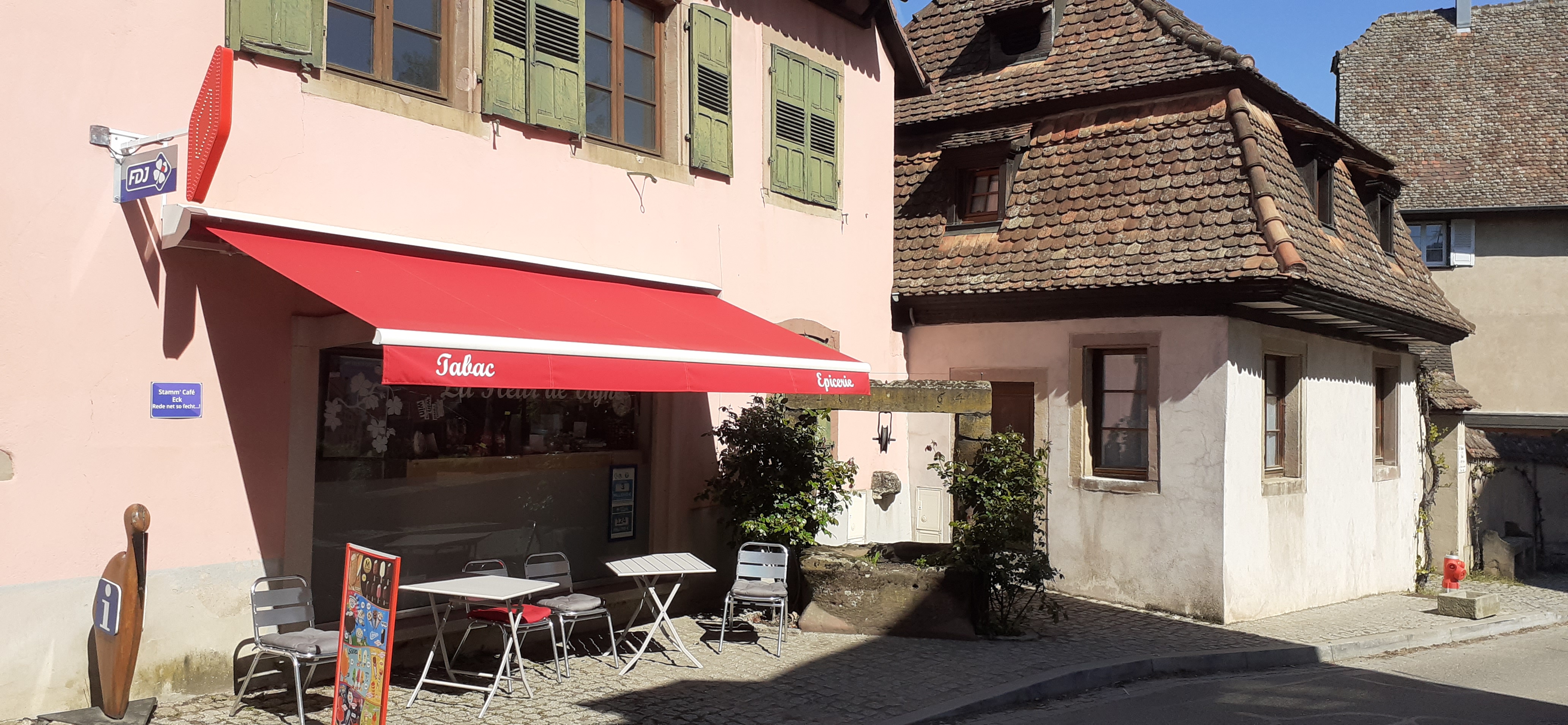 Parmi les plus beaux villages de France situé au cœur des vignobles Alsaciens, un joli fonds de commerce vivant toute l’année au rythme du village propose en multiservice les services suivants :
Tabac, Presse, Loto, Epicerie, Dépôt de Pain, Viennoiserie, Pâtisserie, Boissons fraiches, café, Glaces, Paiement en ligne (Timbres fiscaux pour document officiel, service carte grise, EDF, Eau, Service Nirio etc …) ainsi que Dépôt et enlèvement colis.
Notre clientèle : Notre Village de + de 650 habitants authentique et vrai, nous soutienne par leur présence et leur fidélité ainsi qu’également les villages aux alentours en n’oubliant pas nos vignerons.
Que ce soit en sécurité, en climatisation, en équipement de froid, toutes nos gondoles proposent nos produits locaux qui sont mis en évidence et à disposition de notre clientèle.
Aux fils des années empruntant le GR5 pour ne pas oublier nos amis (e) marcheurs, randonneurs et vélo-tourismes qui traversent Mittelbergheim, tout en n’hésitant pas à se désaltérer sur notre petite terrasse située au centre du village..