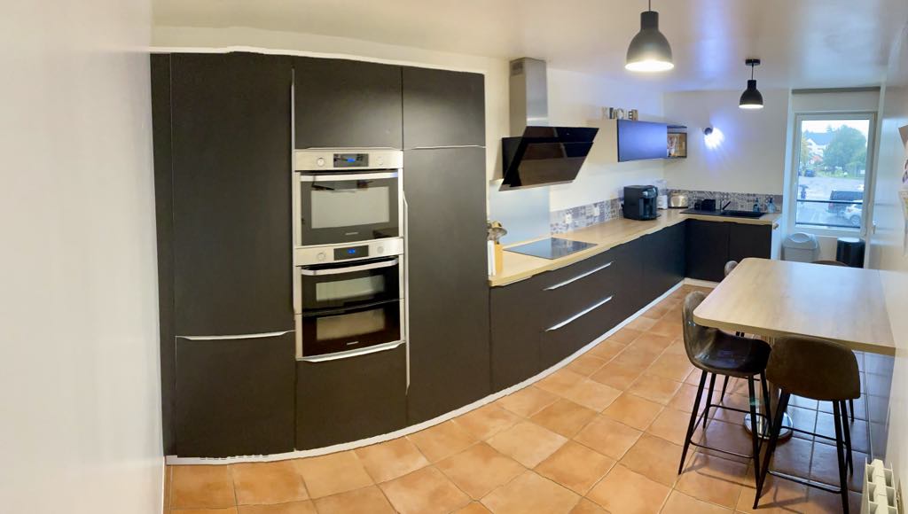 Après 18 ans d'activité sur une commune dynamique du Morbihan , je souhaite trouver la perle rare pour reprendre mon activité, local agréable refait a neuf en 2019, bien entretenu, entièrement équipé, prêt à exploiter immédiatement , je ne souhaite pas vendre mais donner symboliquement mon fond de commerce à la personne qui achetera mon bâtiment car je vend les murs , un très beau bâtiment avec partie logement de 150 m2 et local commercial de 90 m2. situé en plein centre avec un petit jardin , un grand garage, me contacter pour plus d'informations