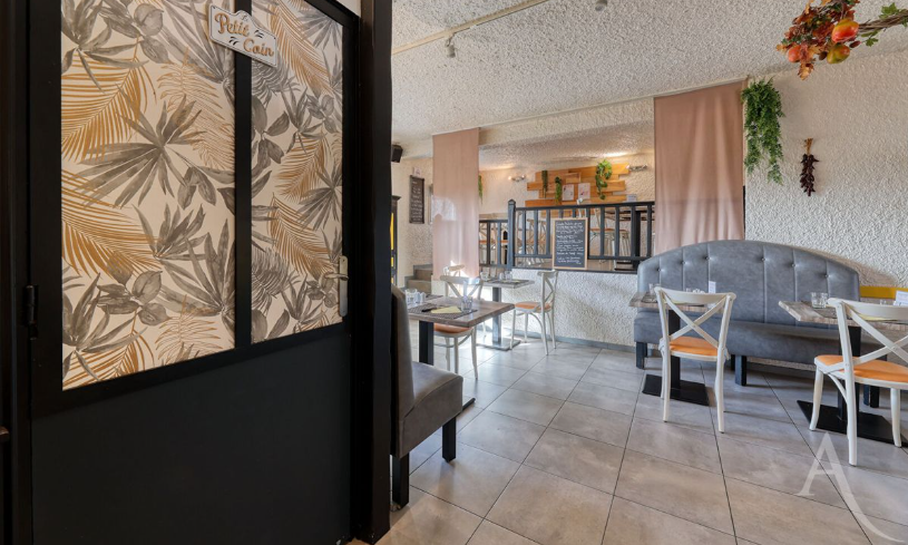 Fonds de commerce 90 m2
Vous propose un établissement de restauration agencée pour 50 couverts , situe en plein centre de Montaigu à proximité de tous commerces à pied et zones de stationnement .Vous disposerez d'une salle de restaurant d'environ 80 m2
d'une cuisine professionnelle équipée, d'un espace de stockage récent , d'un garage et d'une terrasse de vingt couverts exploitable d'avril à septembre.

loyer mensuel : 1070 € TTC 
CA 2024- 2025 185 345€