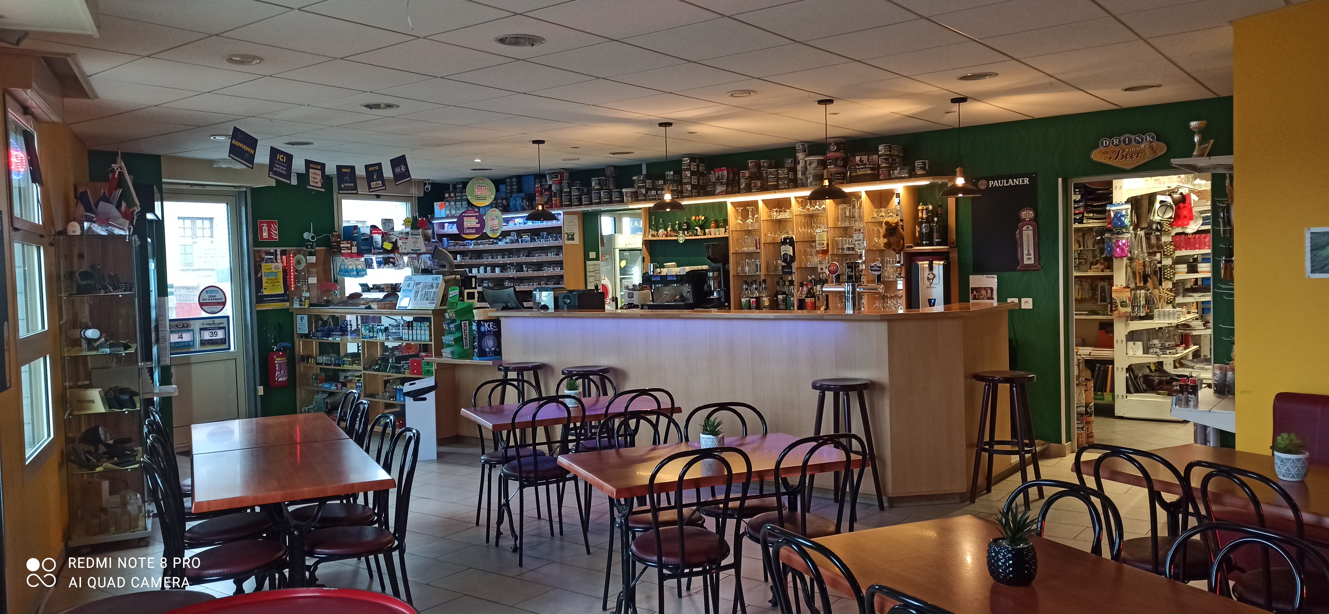 Bar tabac FDJ épicerie multi services 
Situé dans le bourg de st barthelemy 
Excellente rentabilité pour un couple avec une employée 
Commerce en excellent état sans logement mur appartenant à la Mairie.
Pour tout renseignement veuillez nous contacter ou passer nous voir...