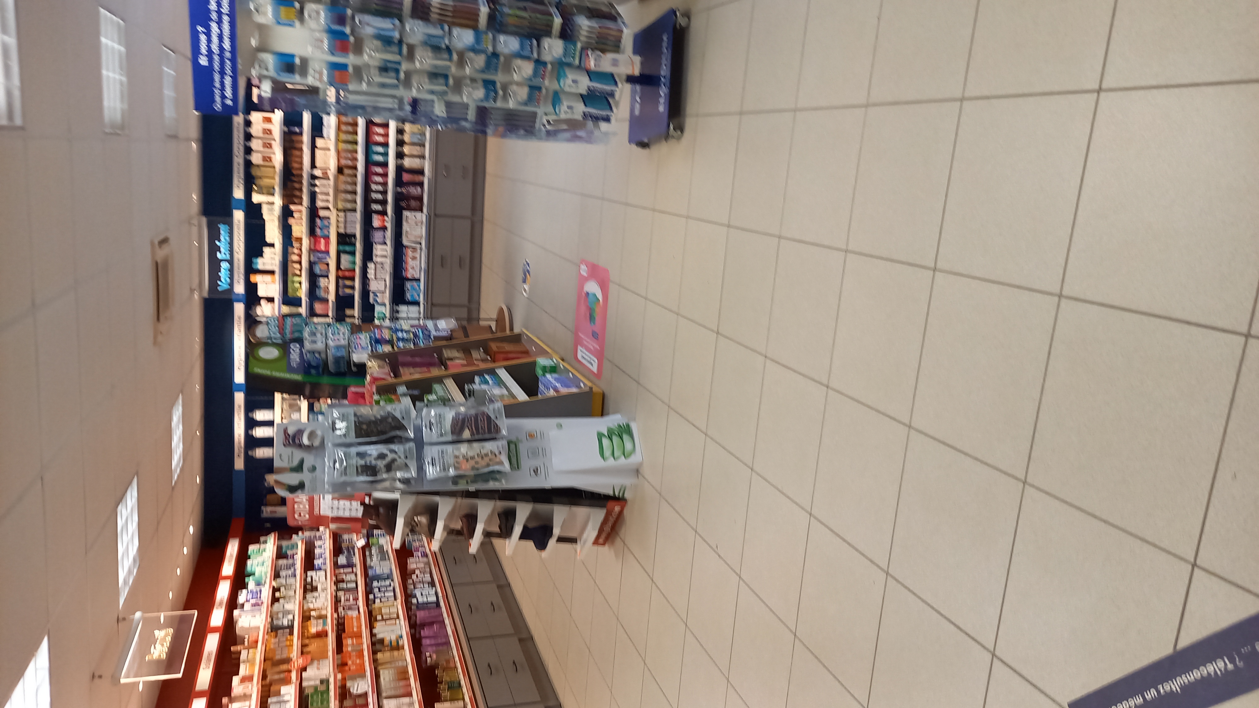 a vendre pharmacie dans bourg touristique , commerces, industries, artisans