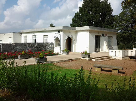 Sur la Colline de Notre Dame de Lorette, à l'endroit où s'est déroulée une des plus violentes bataille d'Artois, se trouve un Musée unique sur la Première Guerre Mondiale. Le Musée présente plus de 3000 pièces de collection ainsi que des reconstitutions grandeur nature de scènes de guerre et d'abris souterrains avec animations bilingues.
Un diaporama comprenant plus de 400 vues stéréoscopiques d'époque complète cette exposition et permet d'accueillir les groupes.
Attenant au Musée, sur 3 hectares, le Champ de Bataille et ses 1000m de tranchées sur les emplacements d'origine avec canons, obus, barbelés, tourelles blindées, donne une idée de l'âpreté des combats.
Vous pouvez retrouver toutes ces informations sur le site http://www.musee1418.com

Les infrastructures comprennent une partie Musée proprement dite, une partie habitation, un Diorama, un champ de bataille.

Après plus de 40 ans d'activité, nous souhaitons vendre le Musée Vivant 14-18 de Notre Dame de Lorette  avec ou sans les collections.
Cela ouvre la possibilité à un collectionneur de pouvoir présenter sa collection personnelle sur un site classé à l'Unesco et reconnu Haut lieu de Mémoire par le Ministère de la Défense . Ce site accueille aussi la plus grande Nécropole Nationale Française et l'Anneau de La Mémoire.

Actuellement en activité, nous pensons arrêter le 31 décembre 2025.

N'hésitez pas à nous contacter.