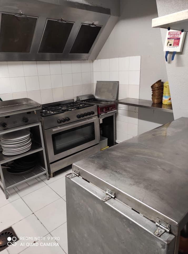 A vendre Fonds de commerce - Entreprise Bar - Brasserie 
MILLAU, 12 Aveyron, Midi Pyrénées
Prix de vente : 140 000 € - Loyer mensuel : 1033.78 €
Superficie : 280m2
Venez découvrir ce charmant Bar - Brasserie, historiquement connu, dans une jolie ville village de 22000 habitants.

Jolie terrasse extérieure comprenant une quarantaine de places assises totalement couverte par un Auvent de 12m/6m

A l'intérieur, 
•	une grande salle avec un bel espace et une trentaine de places assises.
•	3 Toilettes (1 Urinoir, Un et WC mixte, WC handicapé)
•	1 autre salle disposant de jeux (babyfoot – Billard)
•	1 Grande cuisine tout équipée
•	2 pièces de stockage permettant un rangement optimal. 
Commerce ouvert de 7h à 1h avec une journée de fermeture par semaine et 5 semaines de congés par an.

Au 1er étage, vous disposerez d'un appartement T2 de 60m². Des travaux sont à prévoir sur cette partie-là.

Les avantages considérables : commerce située en ZRR (exonération totale d'impôts les 5 premières années puis dégressif les 5 autres), Contrat brasseur très intéressant, aucune reprise de salarié et pour finir aucune taxe foncière (à la charge du propriétaire des murs). Le bail est libre de toute exploitation.