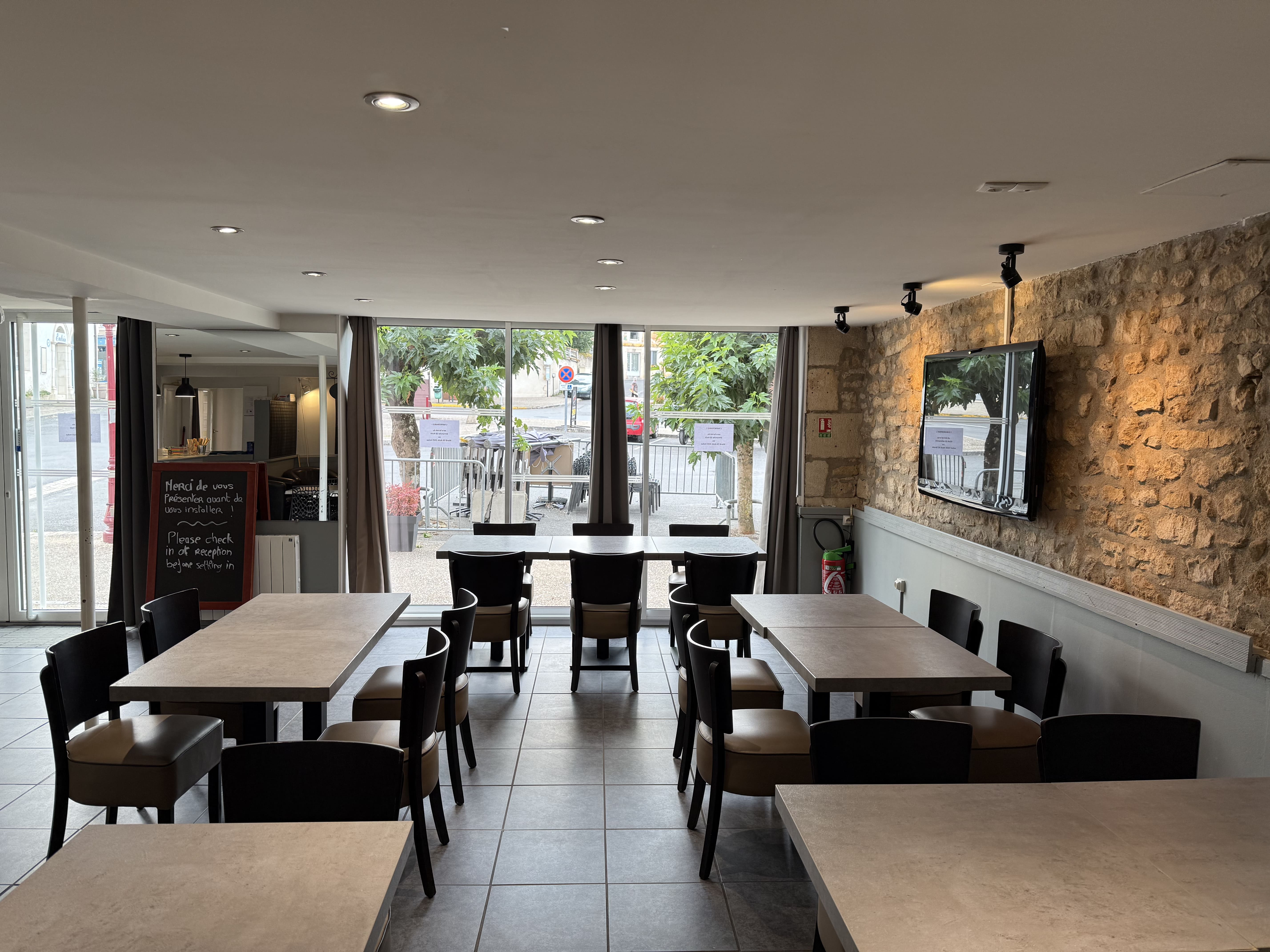 Pizzéria artisanale présentant un fort potentiel de développement, notamment grâce à une activité bar à exploiter et un solide chiffre d’affaires réalisé sur seulement 4.5 jours d’ouverture hebdomadaire.
C’est une belle opportunité pour un repreneur souhaitant dynamiser l’offre.
Accompagnement possible lors de l'installation !

Périmètre de cession :  Fonds de commerce

Prix de cession : 78 000€

Motif de la cession : Nouveau projet

Activité :

Pizzéria artisanale avec service sur place, à emporter, et ouverture ponctuelle du bar pour le café, le vendredi matin (jour de marché).
Produits de qualité, pâte maison, fournisseurs italiens et locaux sélectionnés avec soin.

Localisation :

Emplacement stratégique en bordure d’une départementale très fréquentée (D951 : axe CHÂTEAUROUX -> POITIERS) et à proximité immédiate d’un site touristique classé au Patrimoine Mondial de l'UNESCO (Abbaye de St Savin). Parking public situé juste devant l'établissement.

Clientèle :

Habitants locaux fidèles, touristes, visiteurs de passage, entreprises du secteur.

Moyens humains :

Actuellement 3 personnes travaillent au sein du restaurant, dont le gérant et un extra.

Locaux :

Salle de restaurant (30 places), terrasse (30 places), appartement à l’étage (60 m2, 2 chambres, cuisine, salle de bain).

Matériel :

Etablissement bien équipé avec du matériel professionnel récent et complet pour la cuisson, la préparation, la conservation et le service.

Points forts : 

Véritable pizzéria artisanale (formation pizzaïolo reconnue),
Belle situation géographique,
Synergie avec hôtels et gîtes à proximité,
Excellente réputation,
Appartement sur place inclus,

Perspectives de développement :

Développement de l’activité bar (licence IV non exploitée à ce jour),
Amplitude des horaires et des jours d’ouverture à développer,
Demande réelle concernant une offre de livraison à domicile,
Organisation d’évènements,
Renforcement de la communication digitale,

Chiffre clé :

C.A compris entre 160K€ et 200K€ sur une ouverture de 4.5 jours / semaine.