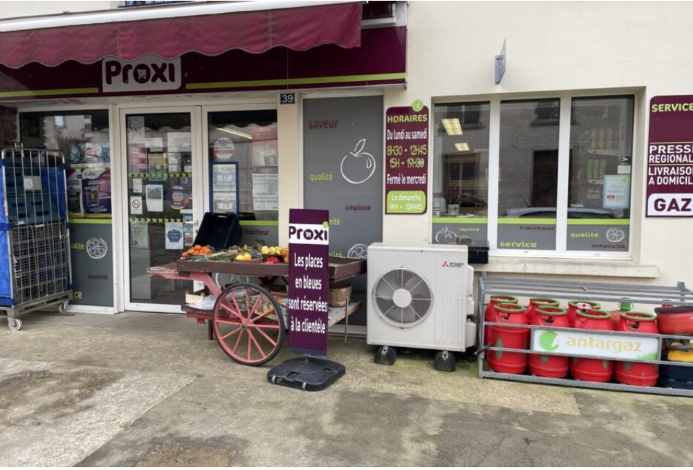 Proxi services, 
De l’alimentation générale, un dépôt de pain, des produits frais, des surgelés, des produits ménagers, un rayon beauté, un coin carterie.
on y trouve aussi des produits locaux comme des savonnettes artisanales de La Chapelle-Montligeon, du cidre de la maison Ferré, des bières bio de la Brasserie La Vertueuse, des charcuteries de la Ferme de l’Étoile, « des produits que j’aime mettre en avant ».

C’est la vente d’un fond de commerce, les murs appartiennent à la mairie.