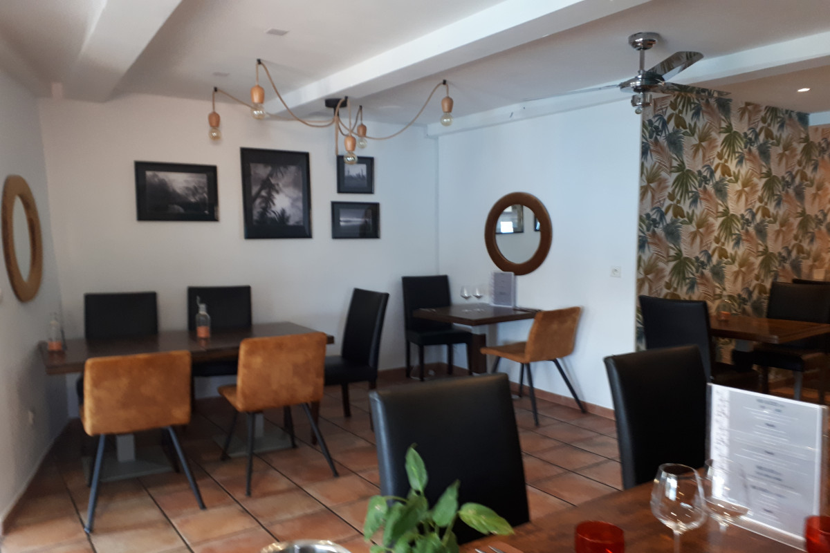 Restaurant au coeur d'un très beau village provençal avec vue imprenable sur le lac de Sainte Croix du Verdon, d'une capacité de 40 couverts. Cuisine bien équipée
