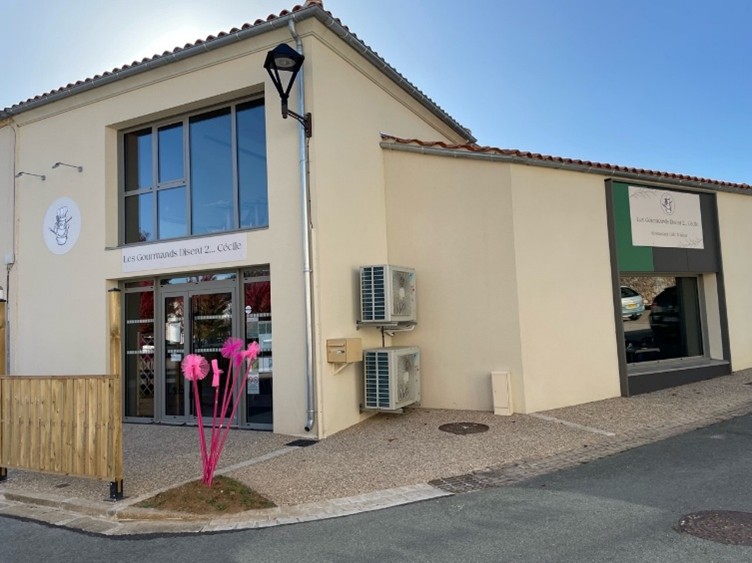La municipalité de Mervent recherche un(e) candidat(e) pour la reprise d’un restaurant situé au cœur du village.

ENVIRONNEMENT LOCAL :
Mervent est un petit village situé entre plaine et bocage, niché sur un éperon rocheux qui domine une forêt millénaire de 5000 hectares, la forêt de Mervent/Vouvant. 
Mervent, au sud-Vendée à 1 heure des Côtes Vendéennes, du Puy du Fou, La Rochelle, du Marais Poitevin et de Nantes.

Le restaurant est situé au centre bourg entourés de différents commerces tels qu’une épicerie, une fleuriste, un salon de coiffure, un institut de beauté, un garagiste…).
Des parkings sont accessibles à proximité, départs possibles de circuits de randonnée.
Aux alentours de nombreuses activités touristiques comme la base de loisirs accueillant 15 000 personnes à l’année, le parc de Pierre Brune recevant        25 000 touristes annuellement, Natur’Zoo qui compte plus de 62 000 visiteurs par an ainsi que le barrage et le lac.

DESCRIPTION DE L’ETABLISSEMENT
► Restaurant de 125 m² (75 m² au rez-de-chaussée et 23 m² à l’étage) avec possibilité de location de la licence IV.
► Sa capacité est de 45 couverts en salle et de 20 couverts en terrasse dont une au sein du parc ombragé.
► La clientèle se compose d’ouvriers, de commerciaux, de la population locale et des alentours ainsi que de nombreux touristes.
► Cet établissement est régi par un bail précaire ou bail commercial. Il n’y a donc pas de fonds de commerce. 

Si vous souhaitez candidater, demandez le dossier de présentation du projet de reprise du restaurant auprès de la mairie par mail à mairie@mervent.fr ou par téléphone au 02 51 00 20 10.