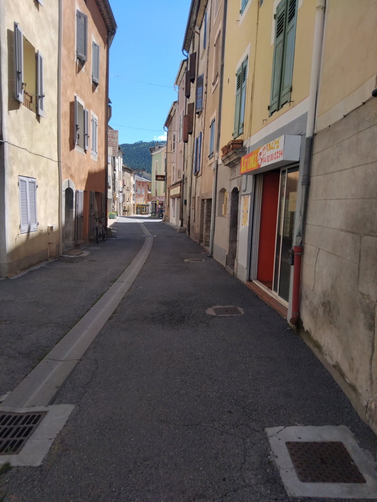 Fond de commerce pizzeria snack a. Emporter de 50m2 avec chiffre d'affaires pour 2024 de 10000€ loyer 352€ possibilité d achat des murs . 
Four électrique, plancha, friteuse, frigos, place de parking, réserve.
Situé dans un village de 1100 habitants avec une grosse affluence touristique de juin a novembre. Capitale du parapente.
Je vends car j ai deux affaires et il est compliqué de s occupé des deux .
Possibilité de formation au métier.
