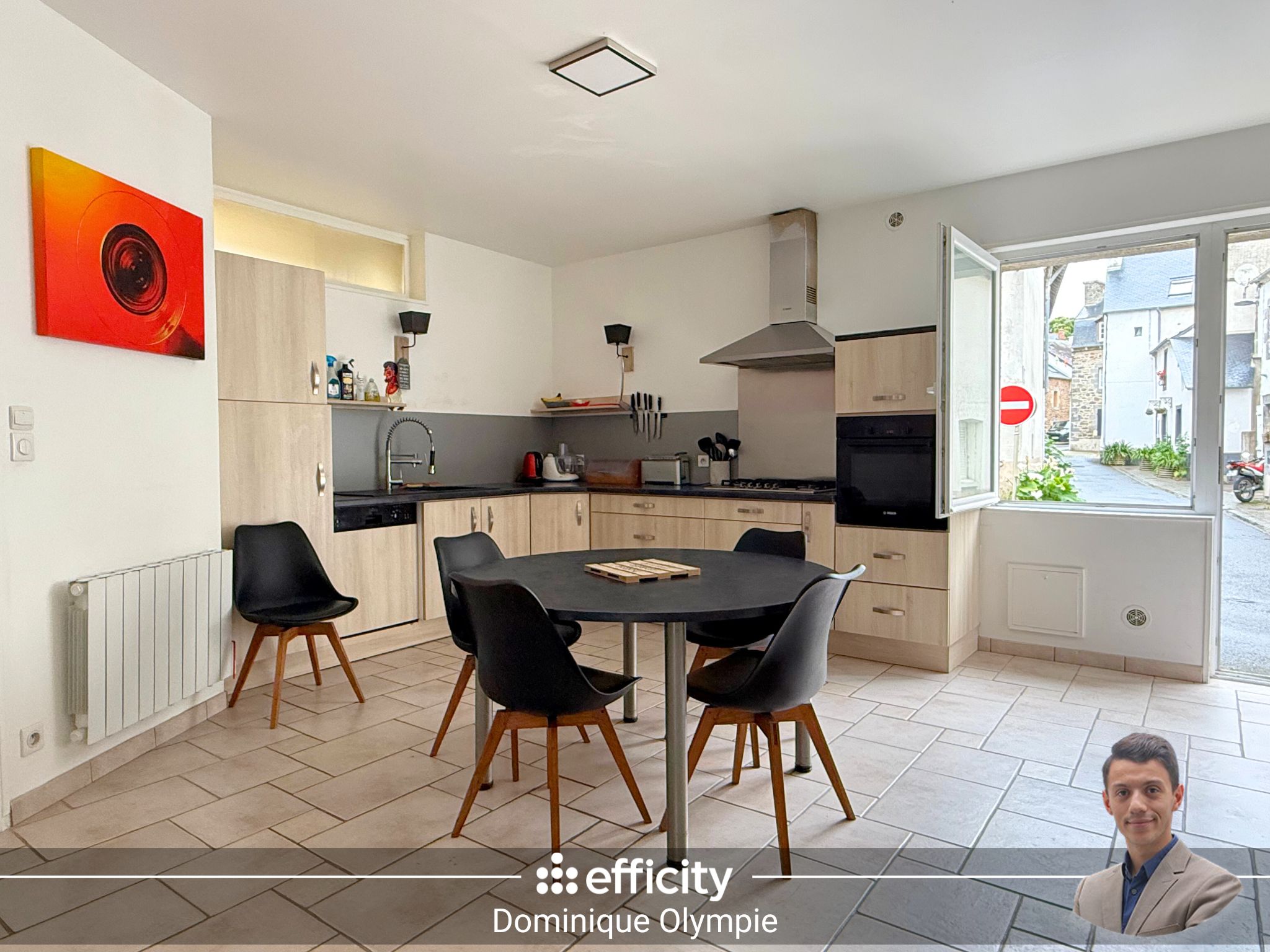 22410 SAINT-QUAY-PORTRIEUX – IMMEUBLE 194 M² : LOCAL D’ACTIVITÉ 113 M² + APPARTEMENT DUPLEX 81 M²

Bienvenue au cœur de Saint-Quay-Portrieux, dans cet ensemble immobilier polyvalent qui allie un local commercial (idéal pour petite restauration , Snacking ou restaurant mais aussi pour tout type d’activité) et un duplex lumineux de 81 m². Un emplacement rêvé à deux pas de la mer et de toutes les commodités.


L'agencement du local d’activité de 113 m² est le suivant :
- Une cuisine.
- Un bar.
- Une salle.
- Une réserve.

L’agencement de l’appartement duplex de 81 m² est le suivant :
Au premier étage :
- Un salon.
- Un bureau.
- Une première chambre.
- Une salle d'eau.
- Un WC.
- Un placard.

Au deuxième étage :
- Une deuxième chambre.
- Une troisième chambre.

Informations complémentaires :
- Le chauffage est produit par une chaudière gaz.
- La production d'eau chaude est assurée par cette même chaudière.
- La taxe foncière annuelle est de 1 342€.


Cette bien idéalement située au cœur de Saint-Quay-Portrieux, est à visiter rapidement.
Pour tout contact, adressez-vous à Dominique OLYMPIE au 06 23 57 07 02 ou par mail à dolympie@efficity.com en laissant vos coordonnées.