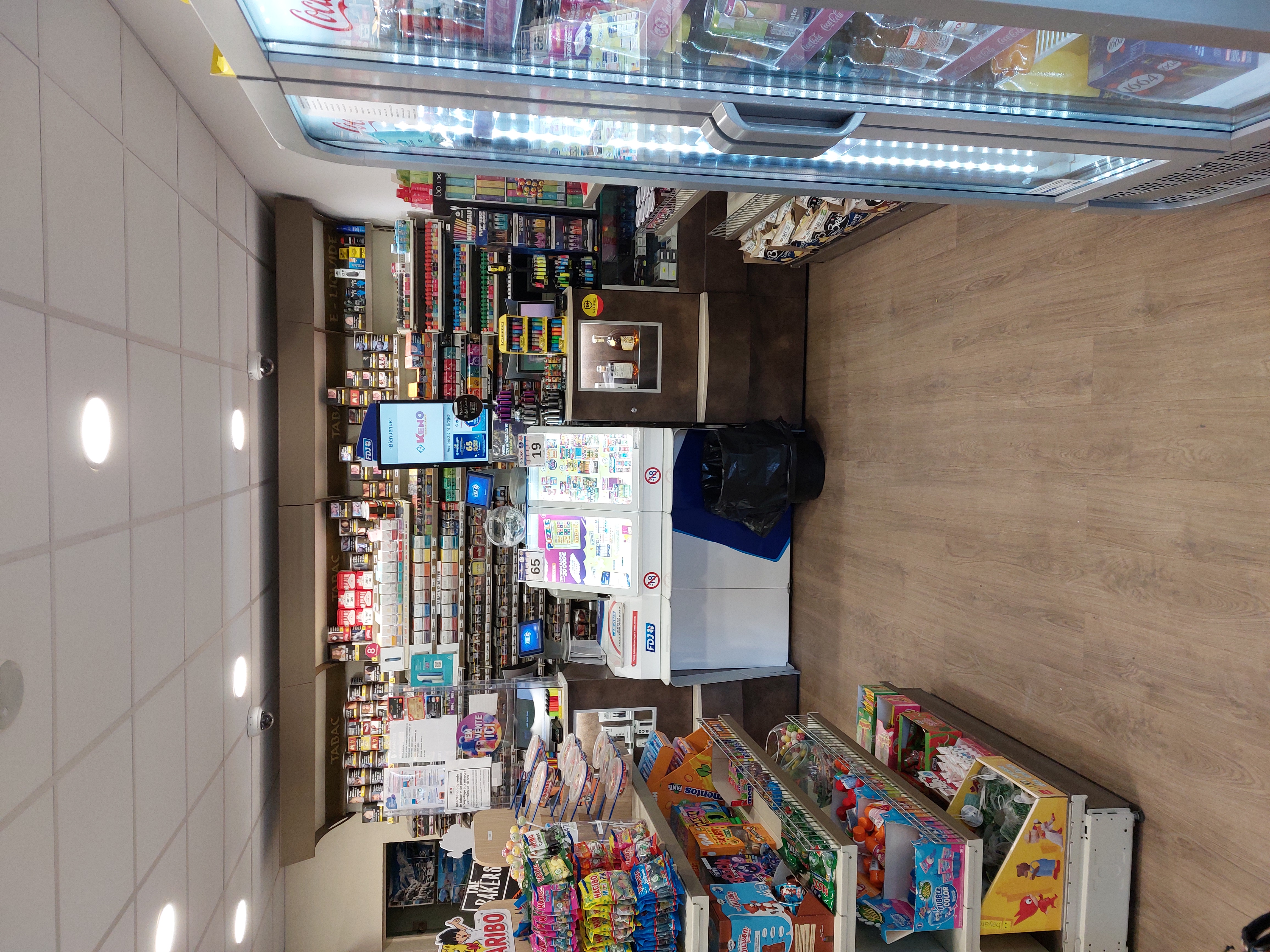 Pour cause de mutation géographique, cède fonds de commerce de bar tabac dans le centre d'Annecy. Cumul de 160kEuros de commissions nettes à l'année (Tabac/ loto/ PMU) et près de 280kEuros de CA sur tout le bar et le taxable. EBE reconstitué de plus de 200kEuros.
Affaire complètement refaite à neuf. Sur axe très passant. Parking. Établissement d'une surface de 76m2, avec climatisation réversible. Places assises en extérieur et en intérieur.
Ouvert 6 jours/7.
5 semaines de fermeture/an, 2 employés en CDI.
Belle affaire qui peut encore être développée. Grosse demande de snacking et pizzas.
Loyer de 1 600 HC/ mois.
Affaire rare à la vente - A visiter absolument