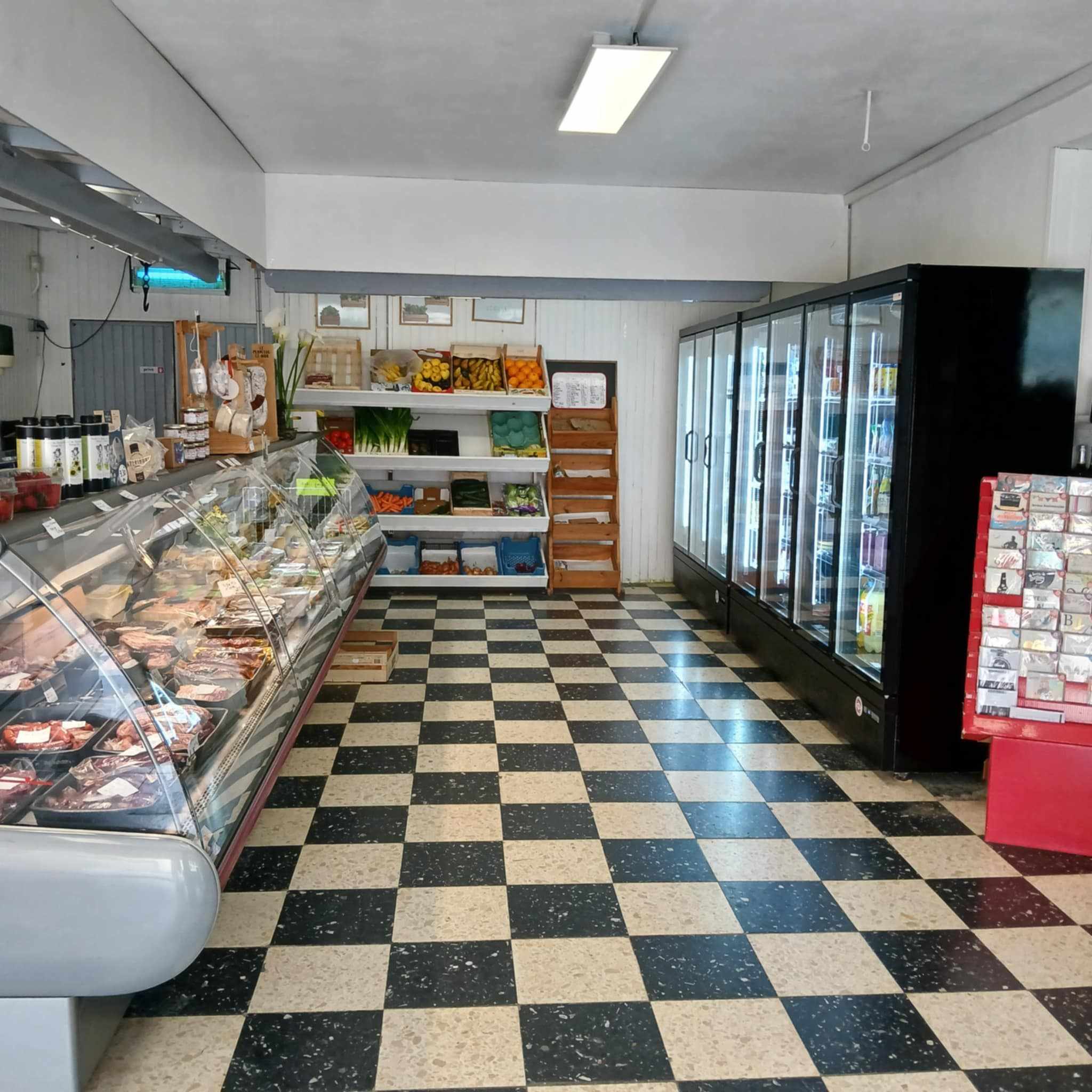 Fond de commerce Epicerie, Tabac, FDJ
Surface de vente 85m² + réserve et chambre froide. petit loyer (465€)
Situé sur axe passant, à tenir seul ou à deux, pas de salarié à reprendre.
Chiffre d'affaire en progression avec fort potentiel de développement.
Bilan disponible sur demande, curieux s'abstenir !
1 jour de fermeture hebdomadaire + 4 semaines de congés par ans.
Pour de plus amples informations et pour organiser une visite, n'hésitez pas à me contacter