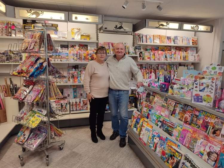 Opportunité unique dans les Pyrénées-Orientales !

 À céder, un commerce florissant de presse, librairie, Française des Jeux et articles CBD. Idéalement situé dans un village dynamique à seulement 5 minutes des plages et 20 minutes de la frontière espagnole.

Ce commerce, ouvert à l'année, bénéficie d'un emplacement privilégié en plein coeur du village, sur un axe routier passant et en angle de rue, offrant une excellente visibilité et un fort potentiel de clientèle (plus de 55000 clients en 2024). 

Activités :
Presse nationale et locale
Française des Jeux
Librairie
Carterie
Souvenirs
Confiserie
Relais colis
Articles fumeurs / CBD

Local et équipements :
Local de 60 m²
Matériel d'exploitation récent et complet

Avantages :
Emplacement stratégique dans un village dynamique et touristique avec toutes commodités
Proximité des plages du littoral
Clientèle fidèle et variée
Activités diversifiées et complémentaires
Matériel récent et en bon état
Facilité de stationnement.
A proximité : Transports et Commerces (moins de 500m