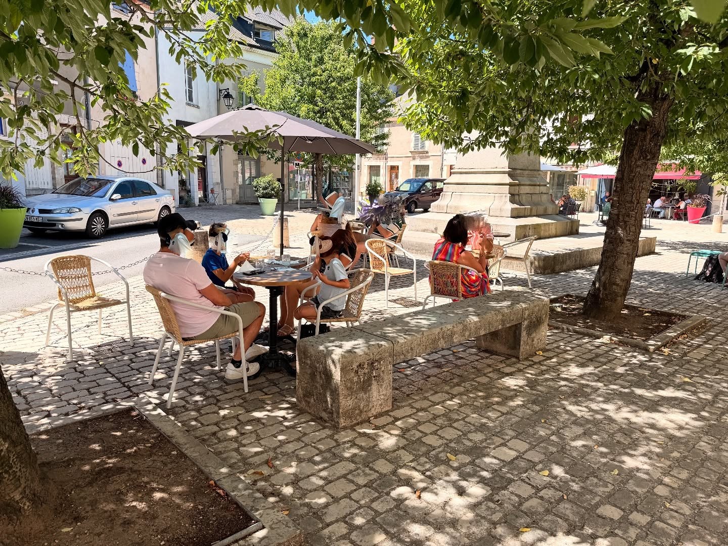 À céder, fonds de commerce de restauration légère, brunch et salon de thé bénéficiant d’un emplacement privilégié sur une place commerçante dynamique du centre-ville de Jargeau.
L’établissement propose une offre appréciée de petits-déjeuners, brunchs, déjeuners et pauses gourmandes. Son concept est complété par l’organisation d’événements, d’ateliers, de privatisations ainsi que par la mise à disposition d’un espace coworking, créant un véritable lieu de vie convivial et chaleureux.
Situé à seulement 100 mètres du parcours de la Loire à Vélo, l’établissement bénéficie d’une clientèle fidèle composée d’habitants, d’actifs, de professionnels et de visiteurs de passage.
La qualité de l’accueil et des prestations est reconnue, comme en témoigne son excellente note Google de 4,9/5. L’établissement bénéficie d’une belle visibilité extérieure grâce à sa présence dans le Petit Futé 2026, sa référence au Gault & Millau et l’obtention du label Accueil Vélo, particulièrement pertinent compte tenu de sa proximité immédiate avec l’itinéraire de la Loire à Vélo.
Le local développe une surface d’environ 90 m² et dispose de 26 places assises en intérieur ainsi que d’une terrasse de 16 couverts. Sa belle vitrine lui assure une excellente visibilité depuis la place.
La cuisine professionnelle ouverte est entièrement équipée et adaptée à l’activité actuelle. Le local ne dispose pas d’extraction. La décoration, le mobilier et les équipements sont récents, permettant une reprise immédiate sans investissement complémentaire majeur.
L’établissement bénéficie par ailleurs d’un loyer particulièrement maîtrisé de 800 € par mois, constituant un réel atout pour la rentabilité de l’exploitation.
Cette affaire clé en main conviendra aussi bien à un professionnel de la restauration qu’à un porteur de projet en reconversion souhaitant reprendre un concept actuel, déjà installé et reconnu localement.
Chiffre d’affaires : 114 000 €
Loyer : 800 € / mois
Prix du fonds : 70 000 € hors stock
