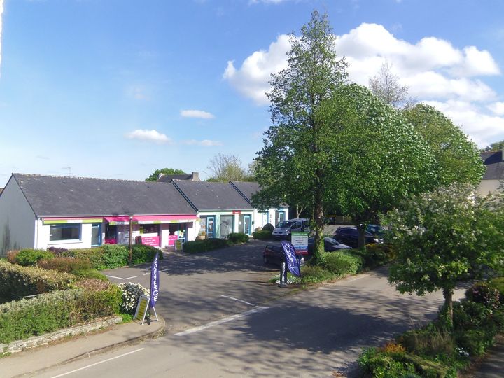 Boucherie-charcuterie-traiteur, alimentation
A reprendre dans un village dynamique du Finistère très belle boucherie-charcuterie -traiteur et alimentation. Locaux entièrement aux normes (pas d'investissement). Approvisionnement local en viande. Établissement bénéficiant d’une forte notoriété ( Pâté de campagne médaille d'or au Salon de l'Agriculture de Paris 2024). Idéal pour deux. Tout le matériel nécessaire à l’exploitation est en place.


Vente du fonds de commerce : 50 000 € (possibilité d'aide financière à la reprise)
Murs en location – bail 3-6-9 (avec la mairie) : 350€/mois. 
Surface de vente : 80m² (+ un laboratoire, une réserve sèche, une légumerie). Pas d’investissements à prévoir. Pas de personnel à reprendre. Libre de tout contrat de franchise.