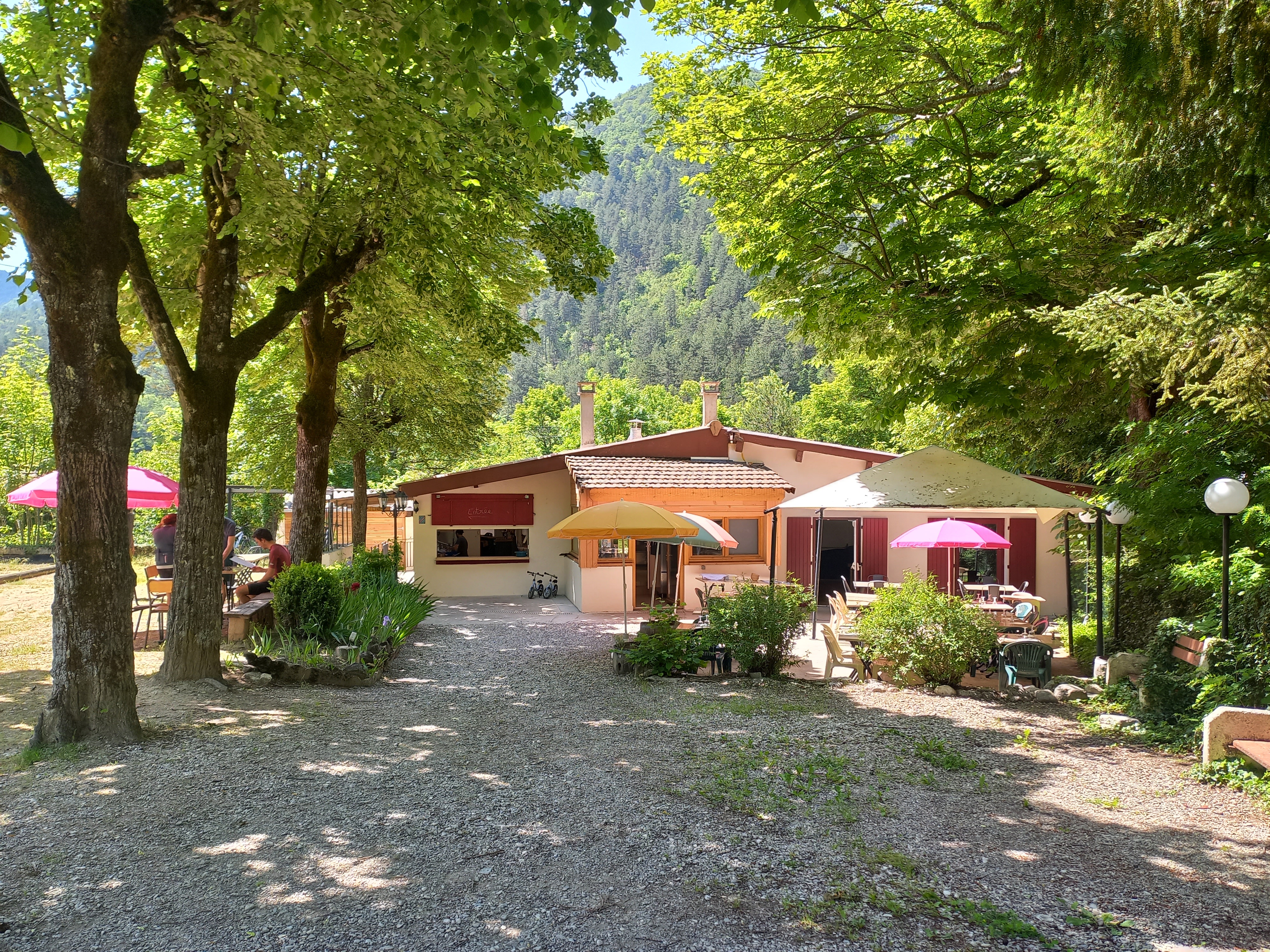 Fonds de commerce bar restaurant à Châtillon-en-Diois, classé parmi les plus beaux villages de france. Le restaurant est situé sur un terrain de 1000m2 en bord de rivière et vue sur les montagnes.

Fonds de commerce + matériel + licence IV 

Commerce clé en main avec une clientèle fidèle, touristique et locale. Rénovation en 2023

Cuisine équipée 
Bar
Plonge|
Salle 60m2 
Salle 20m2
Stock x 2
Cave 
Terrasse
Terrain de pétanque 
Parking

Pas de salarié à reprendre 
Pas de contrat fournisseurs 

GRANDE POSSIBILITÉ DE DÉVELOPPEMENT