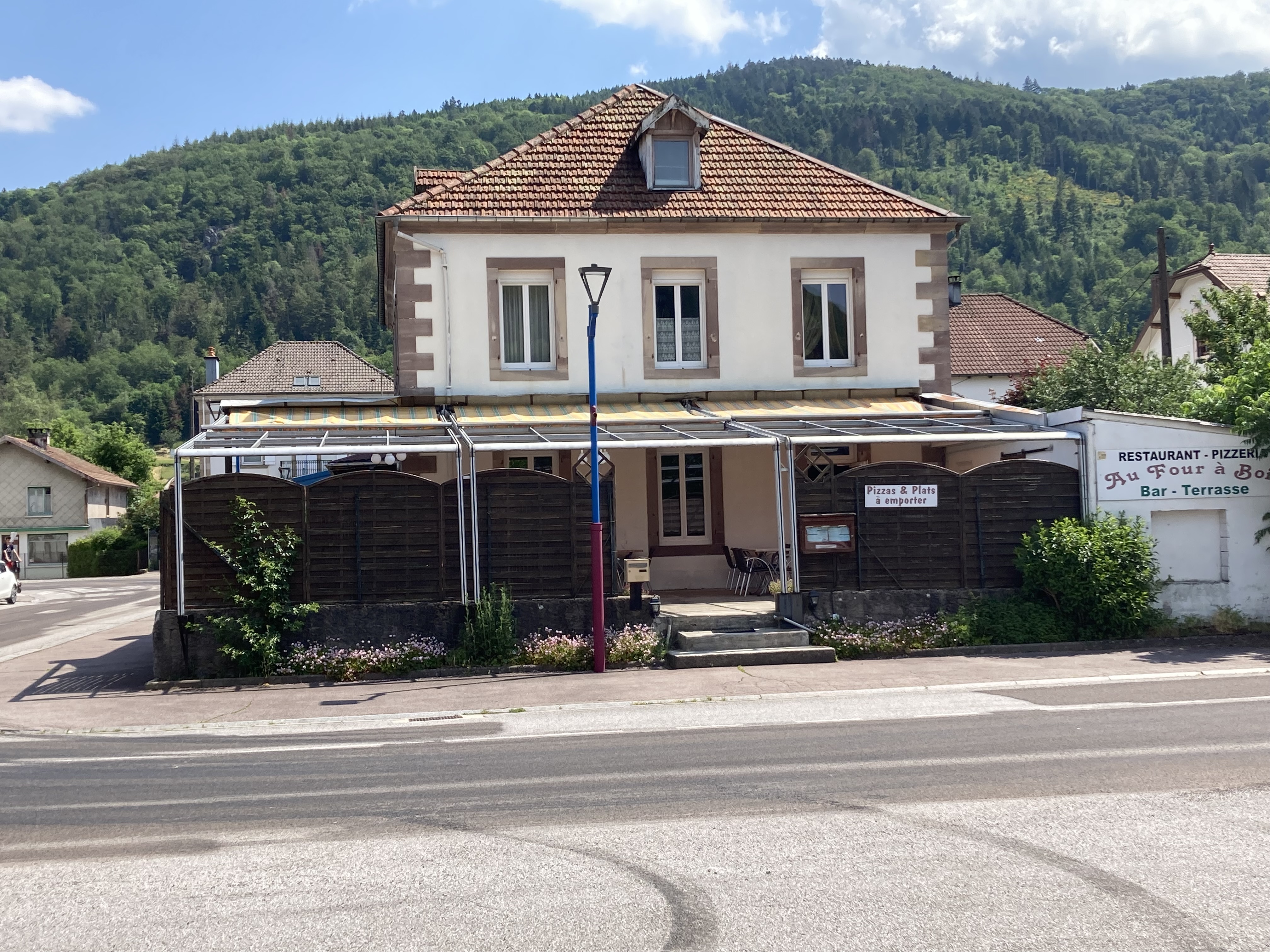 A VENDRE DANS LES VOSGES
CAUSE RETRAITE 
Ensemble immobilier, comprenant au rez-de-chaussée : un restaurant pizzeria ( cuisine , salle, sanitaires, réserves) . Tenu pendant 27 ans , affaire saine possibilité de développement.
A l’étage un appartement de fonction T 5 .
Disposant d’une licence IV ainsi qu’une terrasse pour les beaux jours.