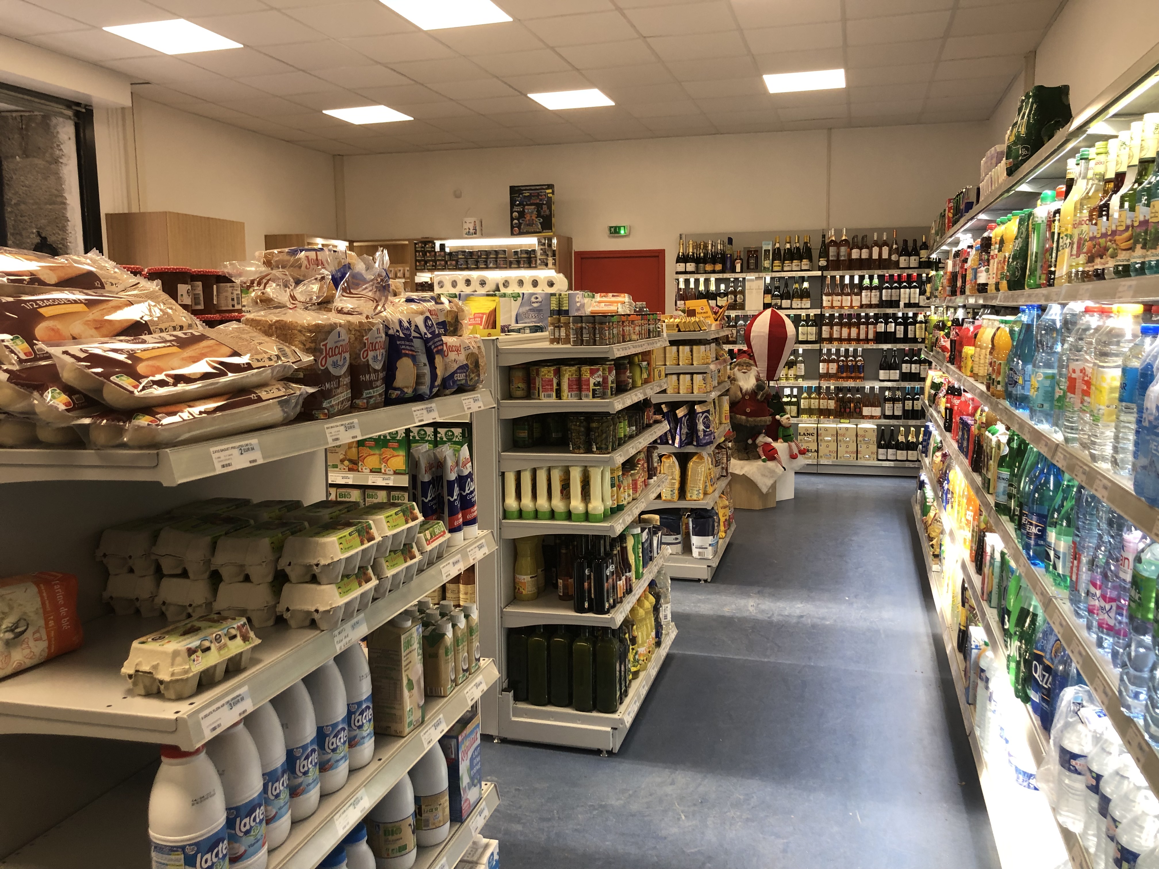 Changez de vie en Provence !
Une affaire idéale pour gérer un commerce rentable tout en profitant de la vie dans un village provençal.

À vendre épicerie – tabac située au cœur d’un charmant village des Alpes-de-Haute-Provence, sur un axe très fréquenté avec une excellente visibilité, garantissant un passage régulier toute l’année.

Le commerce bénéficie d’une clientèle locale fidèle, et surtout d’une situation géographique stratégique :
                                                  •	sur la route empruntée par les visiteurs se rendant 
                                                        aux Gorges du Verdon, au Lac de Sainte-Croix et aux 
                                                        Gorges du Trévans, générant un passage important
                                                        en saison touristique
                                                  •	sur l’itinéraire utilisé par de nombreux  
                                                        automobilistes du sud de la France se rendant aux 
                                                        stations de ski du Val d'Allos / Pra Loup.

L’activité comprend :
                                      • vente de tabac
                                      • épicerie de proximité
                                      • boissons et produits du quotidien
                                      • produits du terroir et souvenirs

Le magasin est fonctionnel, bien agencé et prêt à travailler immédiatement.

📊 Chiffres clés :
                               • Chiffre d’affaires annuel : 284 000 €
                               • Commission tabac : 36 975 €
                               • Excédent brut d’exploitation : 52 487 €

💰 Prix du fonds de commerce : 165 000 €

📦 Stock à prévoir lors de la reprise : environ 35 000 €

Une belle opportunité pour un couple ou une personne seule souhaitant se reconvertir, avec accompagnement possible au démarrage pour faciliter la prise en main du commerce.

Renseignements complémentaires sur demande.