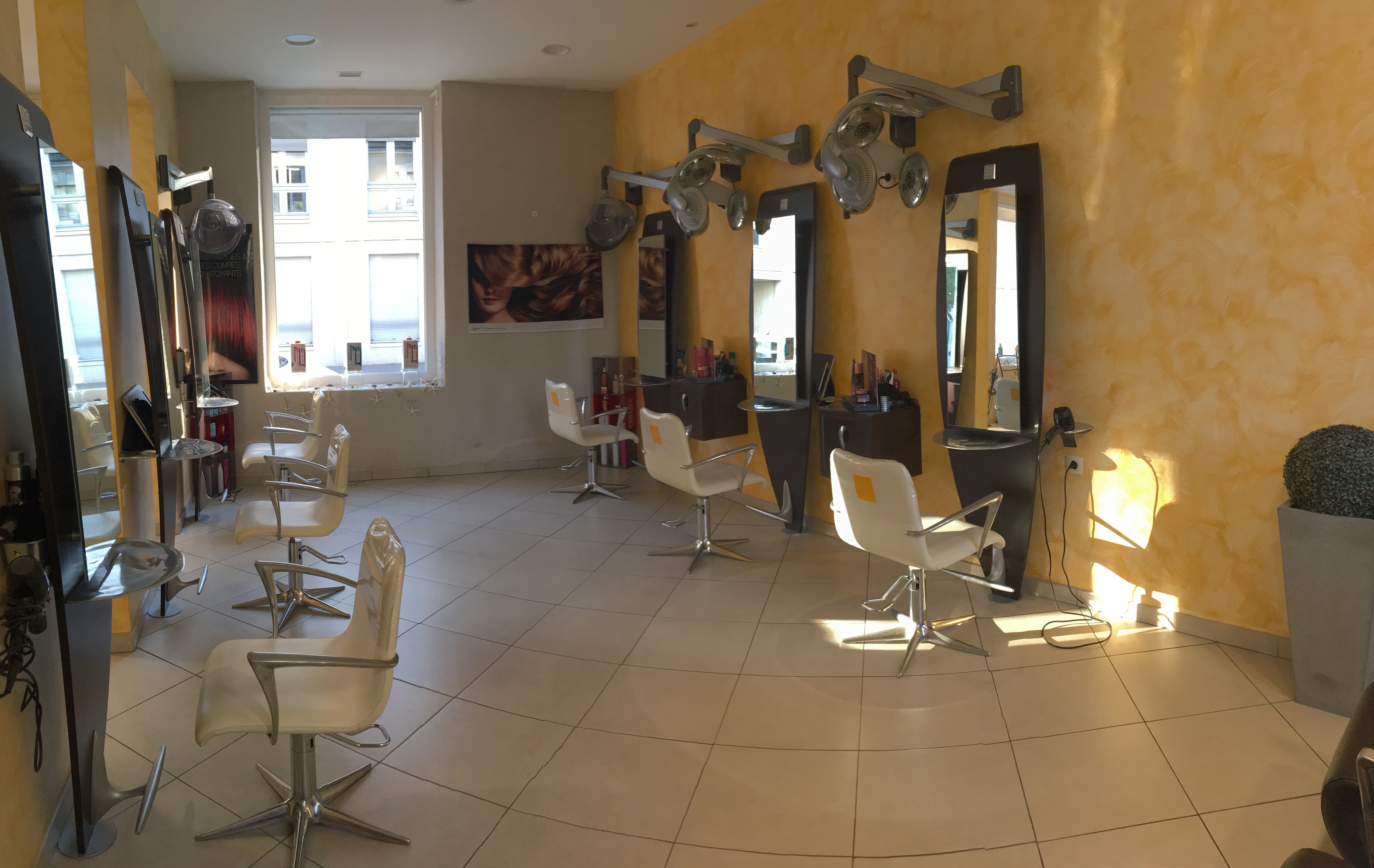 BLOIS, fond de commerce coiffure mixte, emplacement stratégique en centre ville, bénéficiant d'une excellente visibilité. Clientèle fidèle et régulière depuis 20 ans.
Accessibilité : proche parkings, transports en commun, administrations et commerces.
Salon de coiffure entièrement équipé et décoré avec goût.
Surface commerciale : 47m2 (salle d’attente, espace coiffure, coin technique, sanitaires) et cave (réserve, 1 lave linge, 1 sèche linge et 2 ballons d’eau chaude).
Aménagement : 3 bacs, 6 postes de travail, mobilier en très bon état, 2 climazons, 2 casques mise en plis, climatisation.
Effectifs : cheffe d’entreprise et 2 employées.
Belle opportunité pour un professionnel souhaitant s'installer ou investir dans un emplacement stratégique, visibilité web (site web, compte facebook, instagram et google).
Prix : Fond de commerce : 70 000 €, Loyer : 800 €/mois bail3/6/9.
J'accompagne le repreneur dans ses démarches (prévisionnel, plan de financement, démarches bancaires)