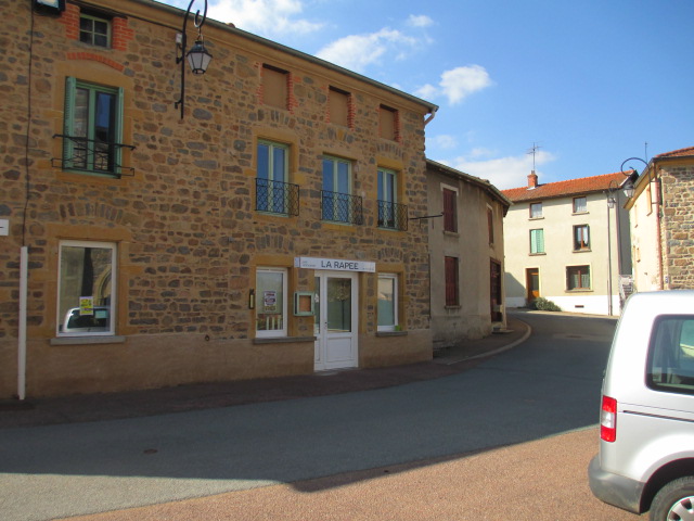 Reprise d’un commerce multifonctionnel à CROIZET SUR GAND

Nous recherchons un gérant (cuisinier) pour commerce : bar, restaurant et épicerie, comprenant :
-	Un bar convivial, 
-	Un restaurant avec cuisine équipée, qui devra être ouvert 5 jours par semaine minimum, y compris vendredi, samedi et dimanche 
-	Une épicerie de proximité
Ce commerce est situé 30 Place de l’Eglise (au cœur du village). 
Cet établissement bénéficie d’une clientèle fidèle et d’un potentiel de développement (animations, plats emportés, produits locaux).
•	Le commerce est doté d’un logement de 64m2 de type (situé au-dessus du commerce), comprenant une pièce à vivre, deux chambres, une salle de bain et toilettes.
•	Le local commercial de 175 m2 comprend une salle de restaurant, une épicerie et une cuisine.
•	Locaux annexes de 230m2 (cave, garage et cour)
Loyer : 500 euros/ mois (la mairie étant propriétaire du fonds de commerce et des murs et de la licence IV).
Disponible à partir du 15 avril 2026.
Croizet sur gand est un village de 320 habitants, situé à 20 kms de Roanne et 23 kms de Tarare.
Pour plus d’informations et une visite, contactez-nous dès maintenant en Mairie au 04 77 63 21 80.