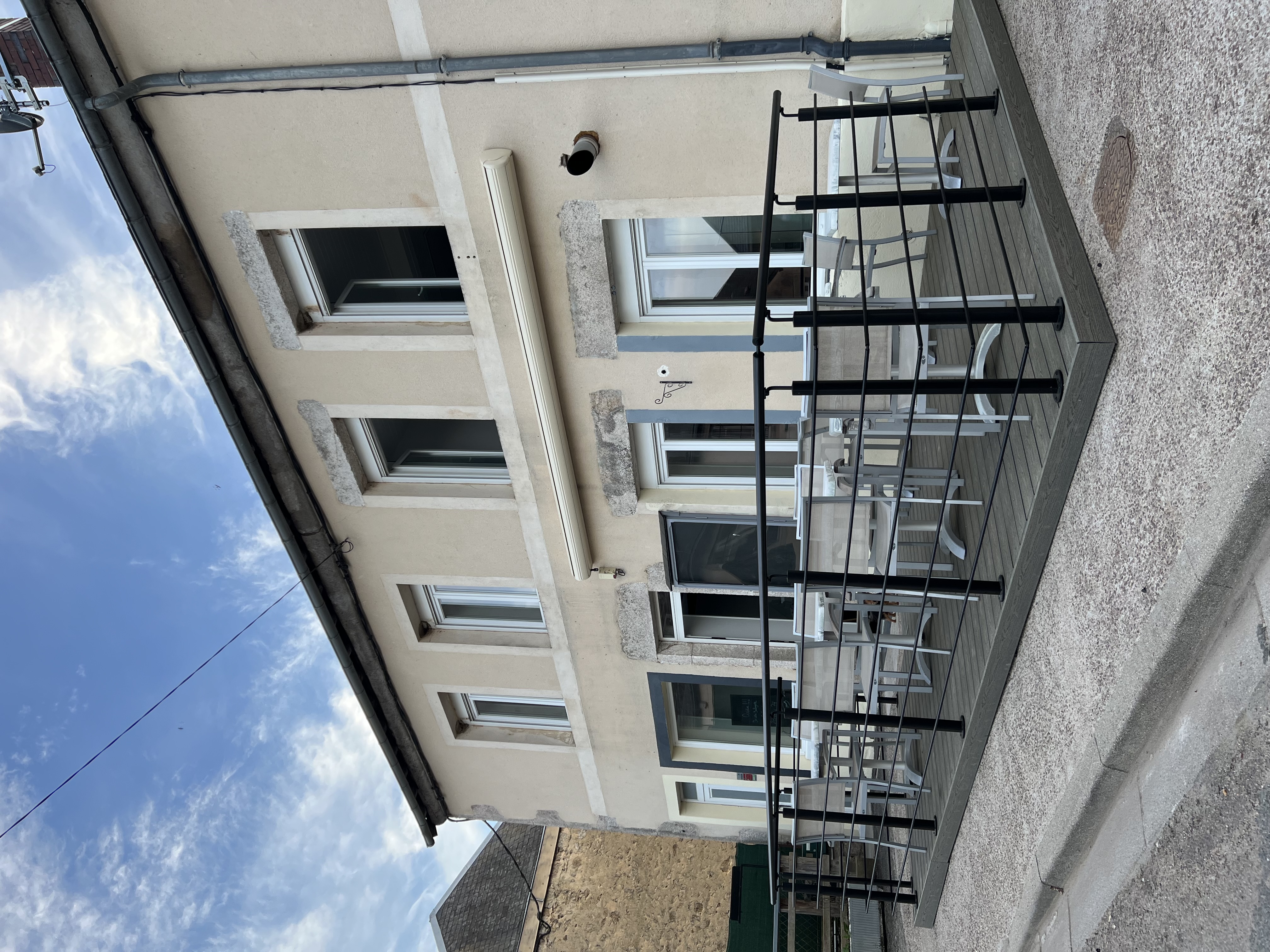 À VENDRE – FONDS DE COMMERCE BOULANGERIE / PÂTISSERIE

Située au cœur du Parc du Morvan, à seulement 15 km du lac des Settons, cette charmante boulangerie bénéficie d’un emplacement privilégié au centre du village de Dun-les-Places.

🏡 Le village
Dun-les-Places est un petit village rural, entouré de forêts, de collines et de paysages typiques du Parc naturel régional du Morvan. C’est un environnement calme et préservé, idéal pour les amoureux de nature, les randonnées, le vélo ou simplement pour profiter d’une vraie qualité de vie.

La commune compte environ 350 habitants à l’année et près de 1 000 personnes en période estivale, offrant une activité soutenue, notamment grâce au tourisme.

La boulangerie dispose d’une agréable terrasse permettant à la clientèle de profiter sur place de viennoiseries et boissons chaudes : ensoleillée le matin, elle offre un espace ombragé et confortable l’après-midi.

La boutique, entièrement refaite à neuf, est accueillante et fonctionnelle, avec une clientèle fidèle et conviviale.

Équipement professionnel en place :

* Four à pain
* Four ventilé (viennoiseries, pâtisserie…)
* Diviseuse
* Pétriformeuse
* Laminoir
* Pétrin spiral
* Chambre de pousse pour viennoiseries
* 2 chambres Panem pour bacs
* 1 tour pâtissier

Espace vente :

* 1 caisse
* 1 vitrine réfrigérée

La boulangerie dispose également d’un appartement situé au-dessus du commerce, d’une surface d’environ 50 m².

Le tout est compris dans un seul bail commercial pour un loyer mensuel de 550 € TTC.
Les murs appartiennent à la communauté de communes et environ 80 % du matériel appartient à la mairie.

Éléments inclus dans la vente :

* Fonds de commerce
* Terrasse
* 1 batteur
* 1 réfrigérateur
    (factures à l’appui)

Cette affaire est idéale pour un professionnel souhaitant s’installer dans un cadre naturel et touristique, avec un outil de travail fonctionnel et une belle qualité de vie.

À venir visiter sur place.
Pour toute personne intéressée, merci de me contacter au 06 49 44 88