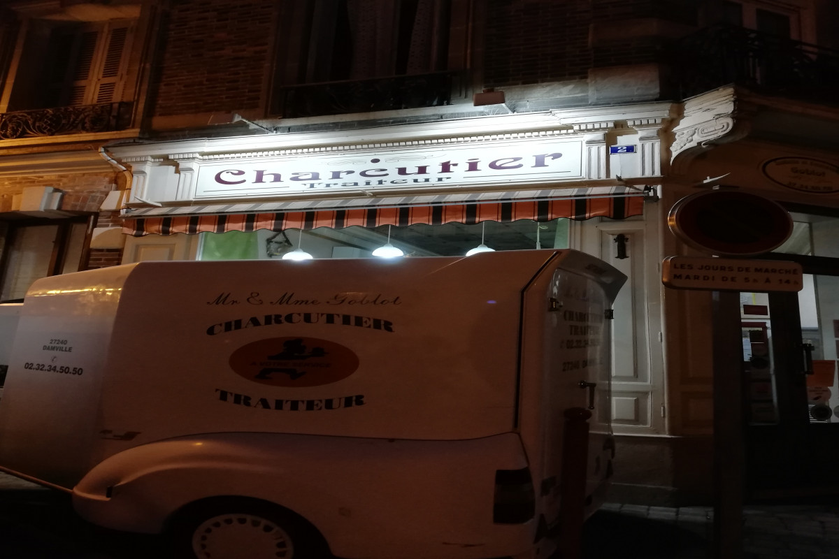 charcuterie au c?ur d'une ville de 2000 habitants, plus les environs.
Nous avons aussi une activité traiteur