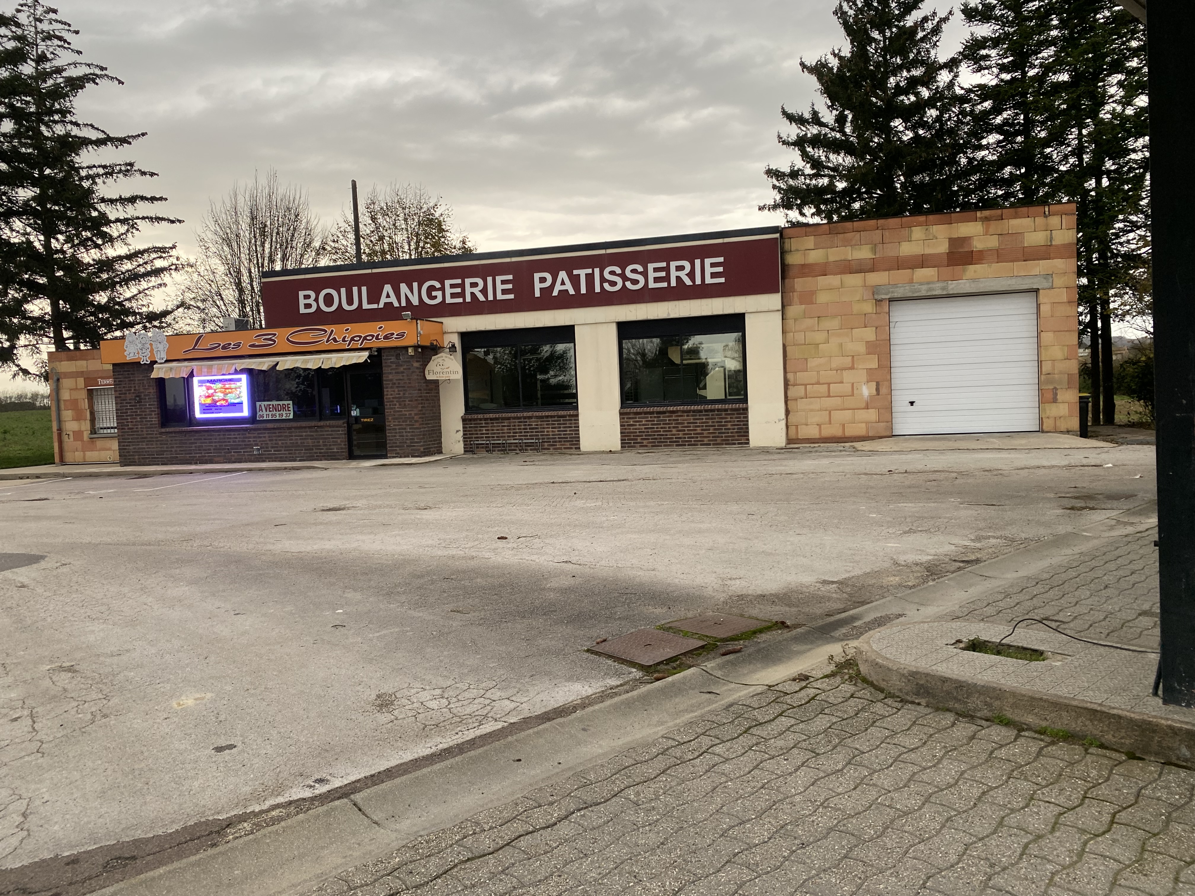 Idéalement située sur un axe très fréquenté 
Vend bas de porte boulangerie ou tout autre commerce avec possibilité d’achat des murs qui se compose d’un local commercial et d’une villa habitation 
Ancienne station service avec un auvent haut gabarit possible installer tout type distributeur ou borne de recharge électrique
Étudie toute possibilité
Me contacter