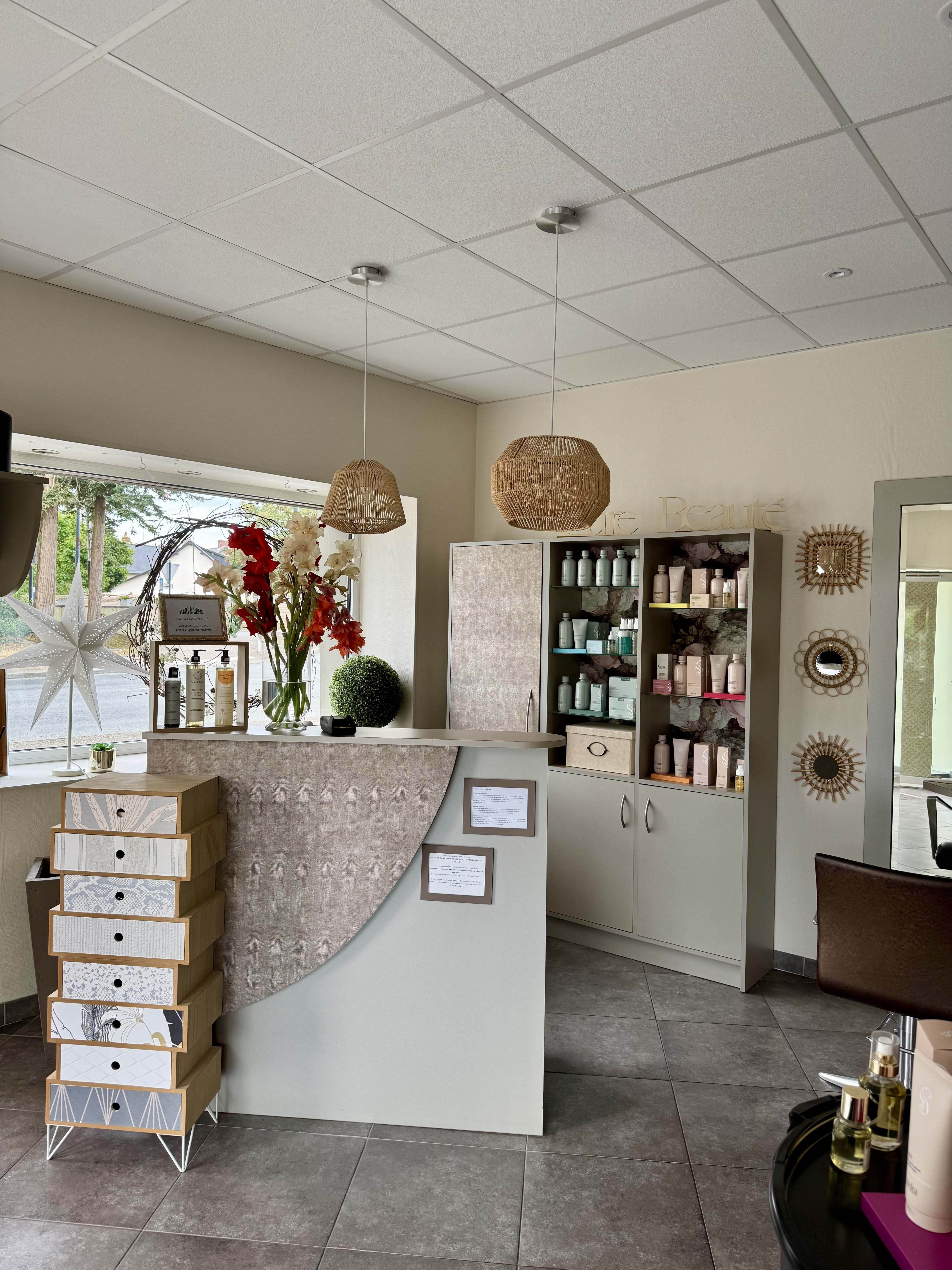 Salon de coiffure Mixte à vendre ! 
Emplacement à Vallons de l’Erdre. 
Fond de commerce et possibilité d’achat des murs. 
Ce salon de coiffure bénéficie d’un emplacement d’angle assurant une excellence visibilité. 

Très bien situé dans une commune de 2600 habitants, dynamique et très bien fréquenté. Clientèle fidélisé depuis 13 ans. 

Possibilité d’accompagner à la reprise. 

Effectif 1 gérante 
Description : 

•Surface totale de 45m2 
•Vitrine de 12m de façade 
•Salon spacieux et lumineux
•4 postes de coiffage
•2 bac à shampooing 
•1 labo/reserve 
•1 WC 

Environnement accueillant, confortable pour la clientèle.
Parking public à proximité.
Aucun travaux n’est à prévoir. 
Salon entièrement remis à neuf.

Après 13 ans d’activité dans ce salon et 47 ans d’expérience professionnelle, ce fond (possibilité d’achat des murs) est proposé à la vente en raison d’un départ à la retraite de la gérante. 

Il constitue une opportunité idéale pour un professionnel de la coiffure souhaitant s’installer, une affaire établie qui s’adresse à une clientèle fidèle. 
Il n’existe qu’un seul conçurent local, ce qui renforce l’attractivité de cet activité.