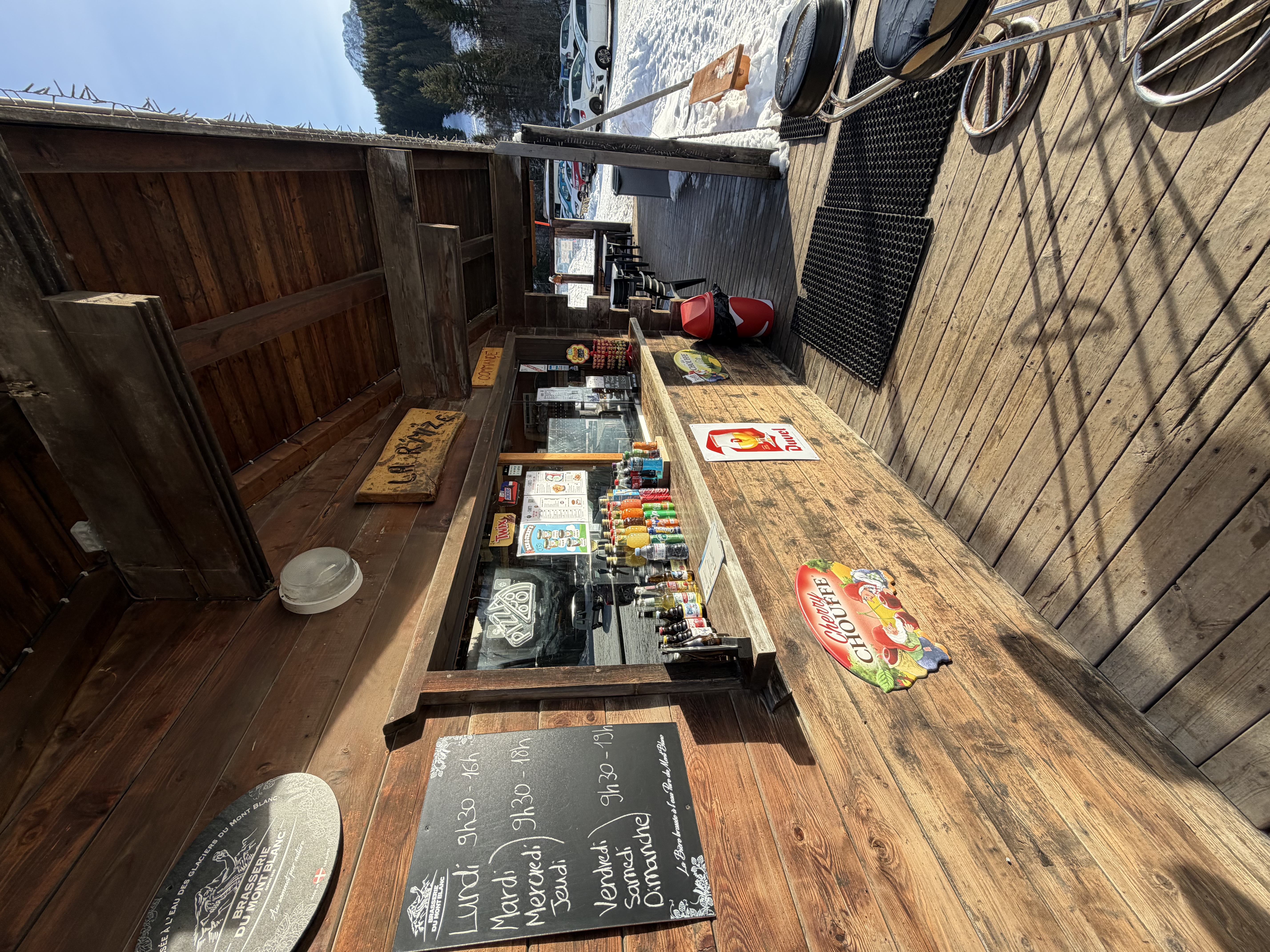 Venez découvrir cette affaire clé en main située sur le domaine des portes du soleil, au pied des pistes de ski et sur un grand parking, point de départ de nombreuses randonnées.

Description de l’établissement :
* Chalet principal comprenant le bar-cuisine, comptoir intérieur et extérieur, table intérieure et une grande terrasse de 30 couverts.
* Un second chalet avec toilette privé séparé, lave linge, zone de stockage alimentaire, et terrasse de 20 couverts.

Atouts :
* Très bon chiffre d’affaire sur 6 mois d’ouverture, commerce rentable 
* Aucun concurrent direct.
* Clientèle locale, touristique et de groupes.
* Loyer communal 300€ ttc / mois (bail 3/6/9) et peu de charges, licence IV (dans le loyer)
*Actuellement ouvert de Décembre à Avril et Juillet Août.

Totalement équipé en matériel professionnel, beaucoup renouvelé en 2025 (factures)

Infos : 
* Vente pour rapprochement familial 
* Pas de salariée à reprendre
* Affaire clé en main, idéale pour un couple ou une reconversion.
*Possibilité d’accompagnement des repreneurs 
*Appartement meublé à 500m disponible (loyer correct)
*Aucun travaux à prévoir, clé en main 
*Bailleur totalement ouvert aux améliorations du bien

Personne sérieuse uniquement ! Curieux s’abstenir.  📷 Plus de photos et d’infos sur demande