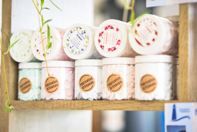 Fonds de commerce magasin spécialisé Breton dans les Côtes d'Armor, (épicerie fine, prêt à porter, décoration d'intérieur, senteurs, cosmétiques). Très beau magasin, très propre et très agréable sur une surface de 475M2 avec réserve et bureau, parking avec place PMR, emplacement route des plages. 
Magasin refait à neuf avec parquet, éclairage leds, chauffage. Loyer 3 300€TTC
Prix vente 29 000€ tout équiper (meubles, informatique, rayonnage, clé en main) + stocks en option.
1 CDI 30H + 1 alternance jusqu'à fin août 2025.