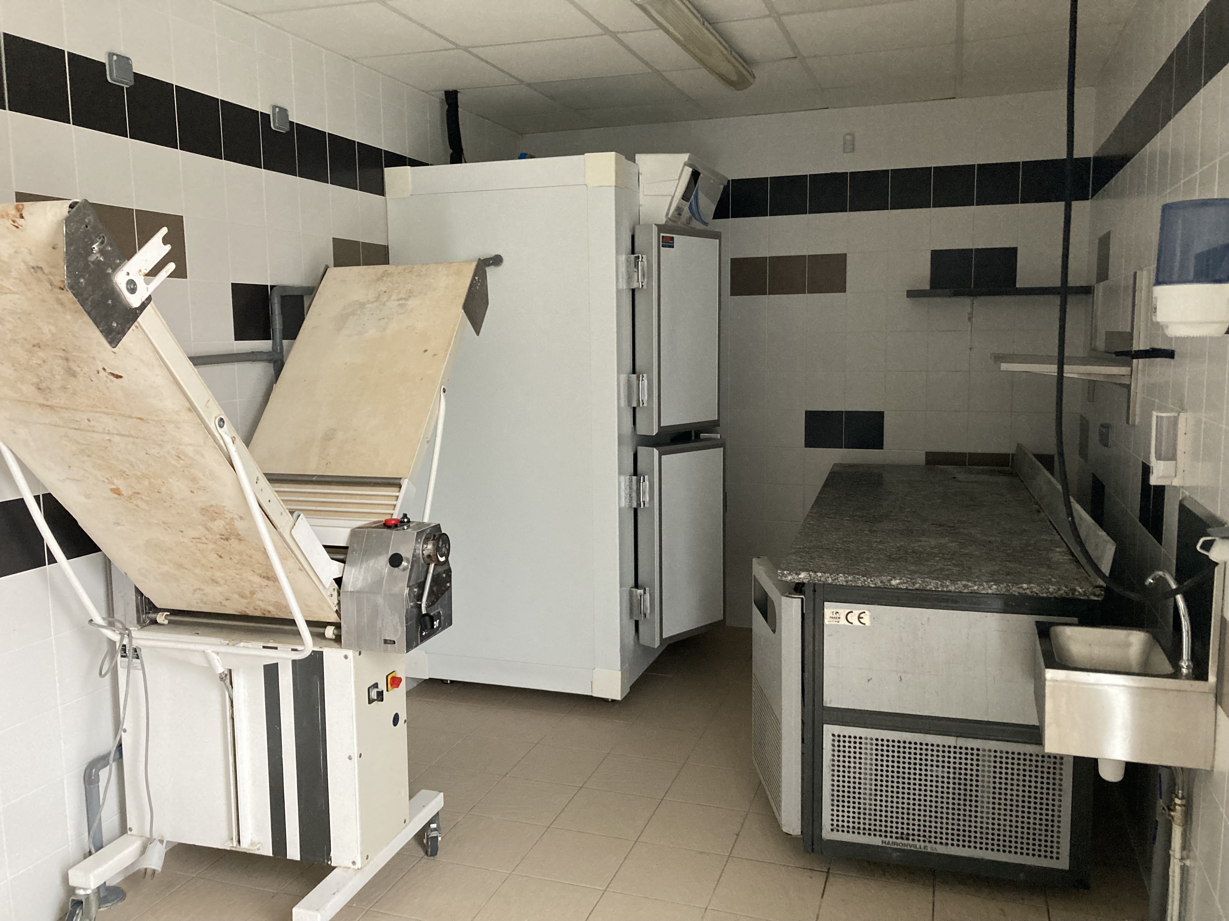 🏛️ Appel à projet – Local commercial au cœur du village de Moëze
La commune de Moëze recherche un artisan repreneur (Boulanger et/ou métier de bouche) pour l’exploitation d’un bâtiment commercial, idéalement situé au cœur du bourg.

Implanté sur un axe passant et touristique reliant Rochefort à Brouage, ce local bénéficie d’une visibilité optimale et d’un emplacement stratégique, au cœur d’un bassin de vie regroupant plusieurs communes.

📍 Un emplacement privilégié
Le local, d’une surface d’environ 160 m², constitue l’élément central du pôle commercial communal :  une boulangerie-pâtisserie et d’un bar, à proximité immédiate de l’agence postale.

Bâtiment aux normes PMR, sécurité, évacuation et disposant de sanitaires intérieurs.

Un grand parking situé à proximité immédiate en complément des stationnements minutes réservés aux commerces (5 places dont une PMR).

🛠️ Un projet à fort potentiel
Le repreneur pourra développer une activité artisanale avec la possibilité d’exploiter également une activité de débit de boissons, grâce à un espace dédié contigu.

👉 La commune met à disposition :

Une licence IV communale prêtée gracieusement, offrant une réelle opportunité de diversification,

La possibilité d’aménager une terrasse sur le domaine public.

👉 La commune est également ouverte à des projets proposant une offre complémentaire et diversifiée, tels que :
snacking, restauration rapide ou toute autre activité répondant aux besoins du territoire et de ses habitants.

⚙️ Équipements
Partie boulangerie-pâtisserie :

Un four électrique 4 étages,

Deux chambres de fermentation avec chariot,

Un surgélateur,

Une trancheuse à pain,

Une panetière,

Comptoir dont une partie réfrigérée,

Une vitrine réfrigérée pour boisson,

Caisse enregistreuse. 

Partie débit de boissons :

Comptoir avec évier et emplacement tireuse.

Tables et chaises pour les terrasses.

Machine à café.

💰 Conditions
Loyer : 400 € HT / mois sur la première année d’activité.

Ouverture souhaitée : au plus tôt.

📞 Contact
→ Premier contact par mail ou téléphone.

→ La constitution d’un dossier de candidature sera envisagé avant sélection pour entretien sur place, avec visite des locaux.

Julien Carlier, Adjoint au Maire en charge des bâtiments et des infrastructures.