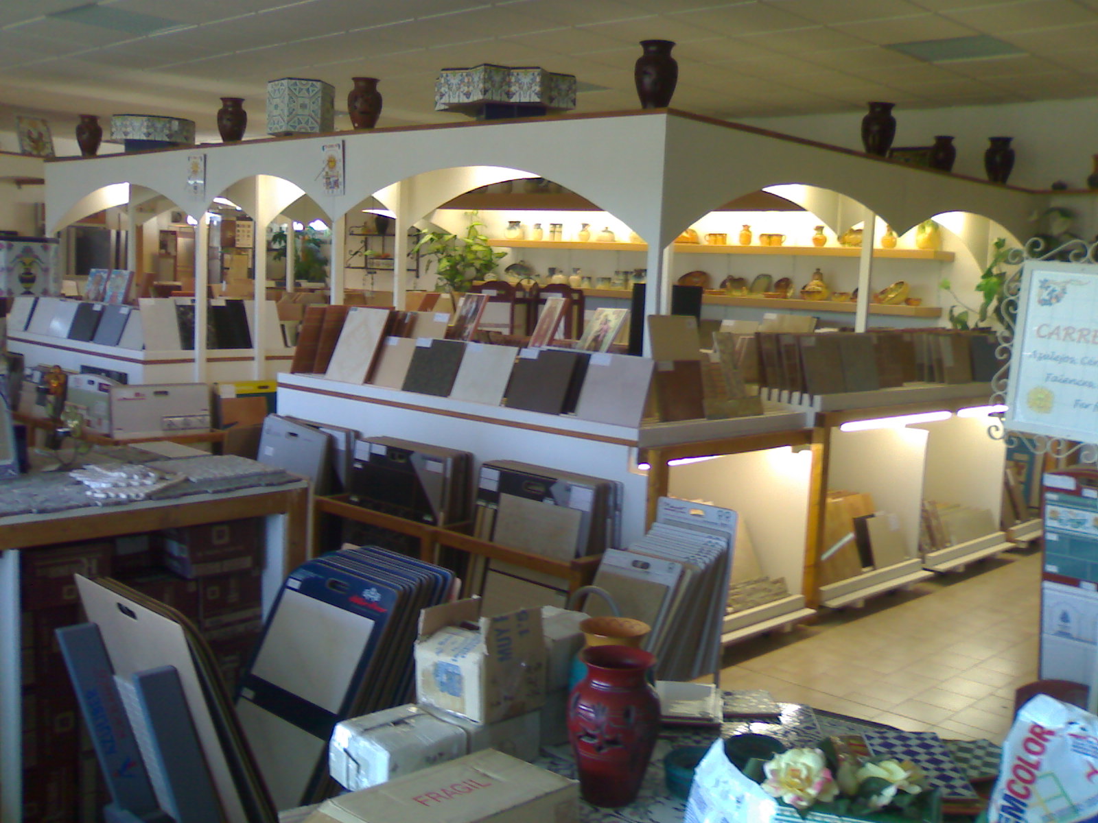 Cause raison de santé et retraite, à vendre fond de commerce "Vente de carrelage" et décorations. 
Proche de carpentras, Création en 2002, vente uniquement aux particuliers, à développer auprès des professionnels.
Prospection à réaliser : Architectes et Décorateurs Etc... Magasin unique sur toute la France. 
Avec parking clientèle. Bien situé passage fréquent. 
Le C.A. a toujours été réalisé que par une seule personne, ne demande qu'a être développé. 
Si vous aimez la déco et faites de la pose, le C.A. ne peut être qu'augmenté.
Valeur du Fond 18.000 € à débattre 
(+) Stock (+) Matériel (facultatif) : chariot Elévateur
Location des murs (voir avec le propriétaire) 2100 € HT Magasin 240 m2 (dont 30 m2 réserve) 
et 715 € TTC  Pour le dépôt stockage (160 m2) 
Je reste à votre disposition pour tous renseignements complémentaires, si vous êtes intéressé par le concept merci d'envoyer un mail avec vos motivations.