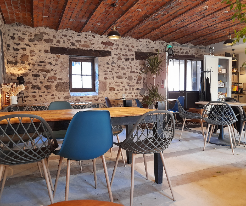 Lieu d’activité à relancer à Soumans (23) – Maison + dépendances + ancien restaurant

Vous rêvez d’un projet professionnel à la campagne ? Cette propriété de caractère, située dans un village paisible de la Creuse, offre un cadre idéal pour allier qualité de vie et activité entrepreneuriale.

🔹 Le bien en quelques mots :
Maison principale de 250 m² : 5 chambres (chacune avec salle d’eau privative), salon, cuisine équipée, grenier aménageable

Ancien restaurant de 200 m² sur 2 niveaux, climatisé, avec rampe d’accès et WC PMR

Dépendance de 130 m² avec dalle béton, arrivée d’eau, douche et local technique (idéal pour spa, atelier, studio…)

Terrain clos de 1 350 m² avec jardin, patio et terrasse

🔧 Activité commerciale déjà inscrite dans l’acte notarié
Le bien est enregistré comme lieu à usage mixte avec activité commerciale, ce qui facilite la reprise ou la création d’un projet professionnel : restaurant, chambres d’hôtes, glamping, espace bien-être, lieu culturel, coliving, etc.