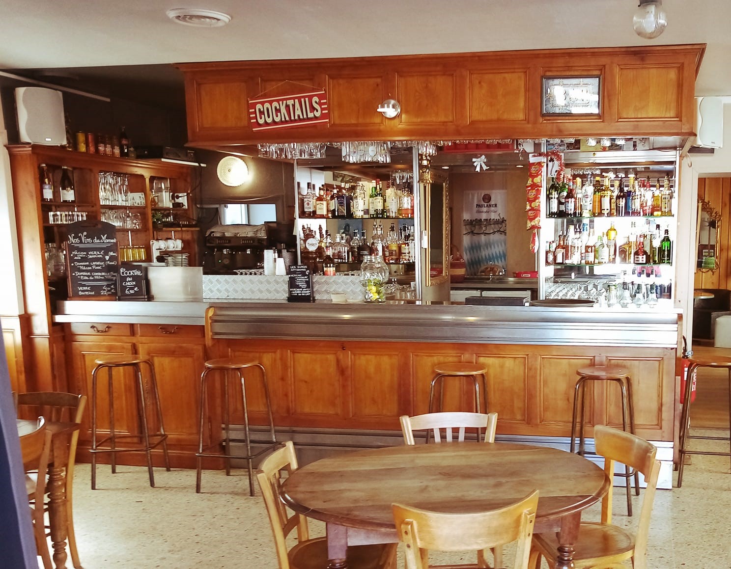Ce Bar Licence 4/ Restaurant est situé dans un village dynamique avec marché hebdomadaire, de nombreux évènements associatifs..., avec tous types de commerces (boulangerie, épicerie, coiffeur, boucherie, pharmacie...), de professions liberales (médecin, kinesithérapeuthes, osthéopathe...), d'un grand camping, de nombreux gîtes et chambres d'hôtes.

Surface intérieure d'environ 100m2 (2 salles, cuisine, réserve...) et de 2 terrasses pouvant accueillir environ 50 personnes.

Affaire saine et pérenne qui éxiste depuis des dizaines d'années.

L'établissement est prêt à être exploité immédiatement sans travaux à prévoir.

Possibilité de développer des activités complémentaires type tabac, FDJ, presse (sous réserve des agréments administratifs).

Possibilité de faire un crédit vendeur avec un apport initial.

Idéal pour un couple de repreneur ou un professionnel du secteur.