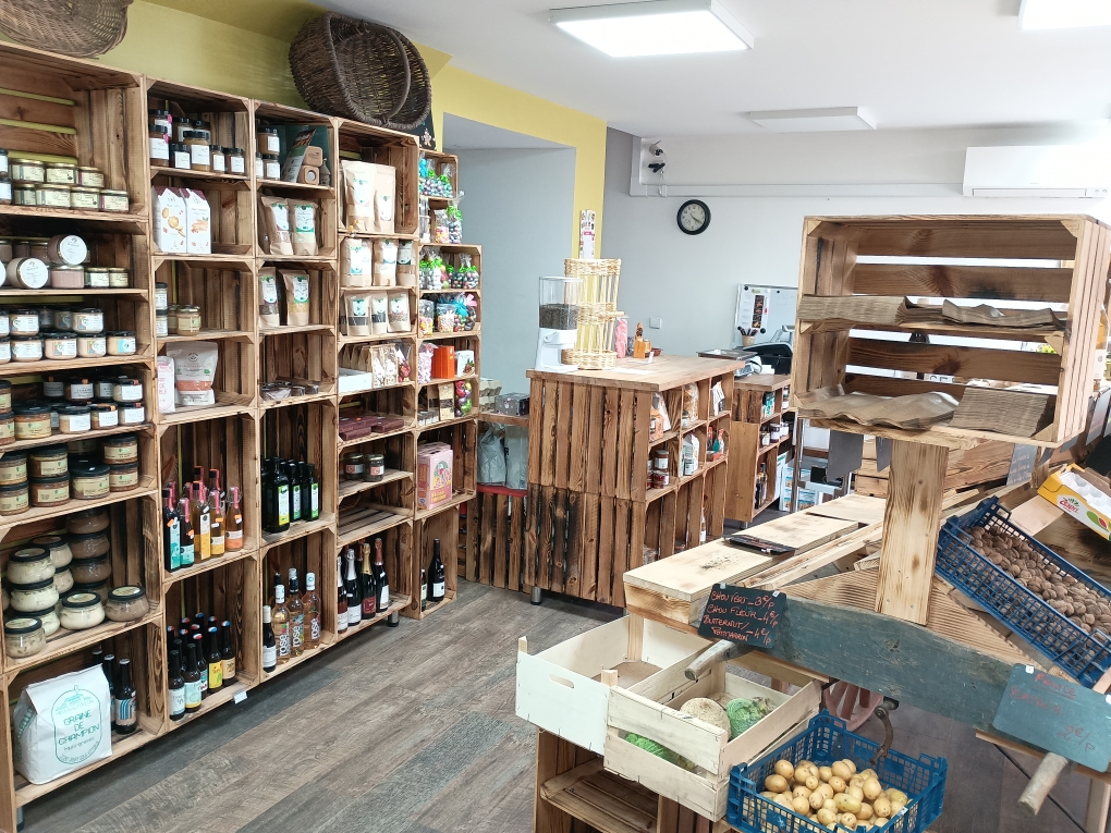 Vends Fond de commerce Primeur/Epicerie de producteurs.

Dotée d'une surface de vente de 40m² équipée de frigos, congélateur, rayonnages en caisses bois, et charrette de maraîcher ; d'une cuisine/laboratoire d'environ 15m², d'un coin bureau, rangements, vestiaire et sanitaires ; et d'une grande zone stockage de près de 70m².
Prix du Fond : 35K€.
Bail en cours. Loyer mensuel 650€ hors charges.
Seule épicerie de la ville, avec une large clientèle locale fidèle, c'est une belle affaire à développer, à fort potentiel. Idéal pour couple. 
Possibilité de logement sur place, loyer en supplément.
Il est également possible d'acquérir le bâtiment dans son ensemble (en plus du fond).

L'épicerie est située en Nord Côte d'Or, à Chatillon sur seine, charmante ville d'environ 5000 habitants, et proche d'un grand parking, des écoles, collèges et lycées, de la Médiathèque, et du centre ville.
Chatillon s/seine est une ville attractive et touristique (Musée du Pays Châtillonnais avec le Vase de la Princesse de Vix et qui accueille de nombreuses expositions, Les Sources de la Douix, Le Château du Maréchal Marmont, Crémants de Bourgogne...), nichée au cœur du Parc National des Forêts, et de ses nombreux sites touristiques.

Pour toutes questions et photos supplémentaires, n'hésitez pas à envoyer un mail à : lestresorsdenotreterroir@orange.fr