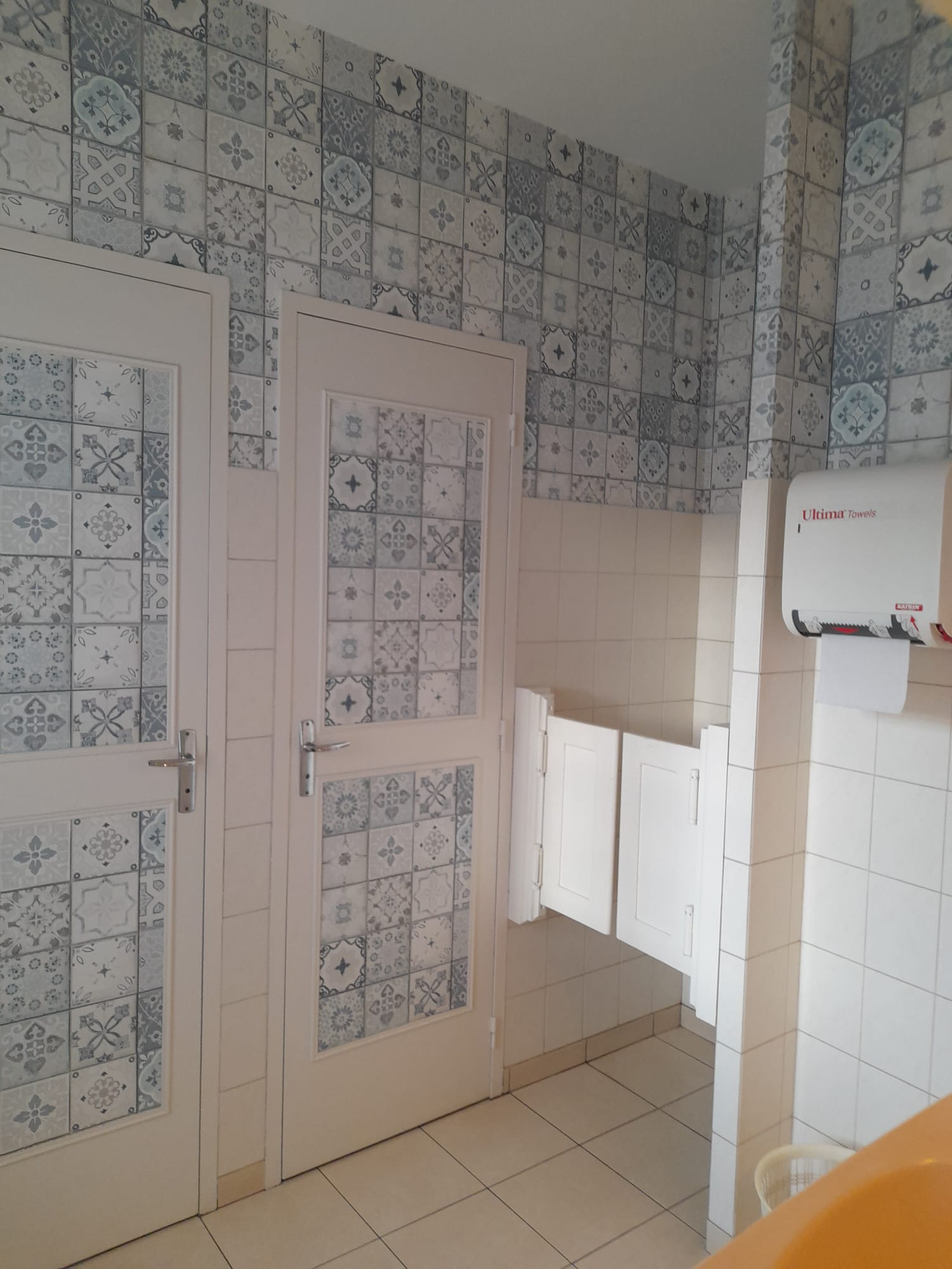 Opportunité rare – Hôtel / Bar / Restaurant au cœur du Val de Loire

Offrez-vous un véritable projet de vie dans un cadre bucolique et touristique prisé. Niché dans un village verdoyant du Val de Loire, dans la région chère à George Sand, cet établissement bénéficie d’un emplacement stratégique, à proximité immédiate du ZooParc de Beauval, du Château de Talleyrand et situé sur l'axe touristique majeur des châteaux de la Loire.

Un outil de travail clé en main + un fort potentiel de développement

D’une surface d’environ 393 m², cet ensemble complet et fonctionnel permet une exploitation immédiate, tout en offrant de nombreuses possibilités d’évolution.

Rez-de-chaussée :
Espace bar/café convivial avec coin salon
Salle de restaurant lumineuse (60 couverts assis / jusqu’à 150 en évènementiel)
Cuisine professionnelle équipée
Lingerie, réserve, 2 WC
Logement privé avec 3 chambres et 1 WC, offrant un confort de vie immédiat aux exploitants
Cour intérieure


À l’étage :
5 chambres prêtes à l’exploitation
Salle d’eau et WC

Un potentiel exceptionnel à exploiter :
Combles aménageables permettant la création d’environ 8 chambres supplémentaires → idéal pour développer une activité hôtelière ou touristique
2 caves + 2 garages

Des atouts techniques rassurants :
Tout-à-l’égout
Chauffage au fioul (2 chaudières)
Conformité aux normes de sécurité (incendie, gaz, électricité)

Pourquoi ce bien est une vraie opportunité ?
Emplacement touristique recherché
Établissement déjà en activité → reprise facilitée
Fort potentiel de chiffre d’affaires après développement
Idéal pour un couple ou un investisseur souhaitant allier cadre de vie et activité professionnelle

Prix attractif (murs + fonds) : 198 500 €