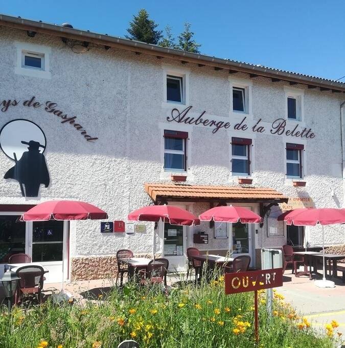 L’Auberge de La Belette est un hôtel restaurant bar de caractère, 2*, labellisé Qualité Tourisme, Clef verte et Tourisme et Handicap… Une « pépite » à haut potentiel à proximité de la sous-préfecture d’Ambert au cœur du Parc Naturel Régional du Livradois Forez ! (50mn de Clermont-Ferrand, 2h de Lyon, 5h de Paris).

Nichée au cœur de l'Auvergne, dans le parc naturel du Livradois Forez, l'auberge de la Belette est un établissement offrant une expérience authentique, avec pour ambition d'apporter des moments de convivialité à sa clientèle dans un cadre rustique.

Non loin de la ville d'Ambert, vous aurez l'occasion de séjourner dans cet établissement au décor de montagne, en pleine immersion dans la vie Auvergnate. L'établissement bénéficie d'une situation idéale, au départ de nombreux sentiers pédestres et au cœur du plus grand domaine VTT de France (2700 km).

La partie restauration est constituée de 3 espaces indépendants d’environ 48 couverts chacun :
•	une salle rustique avec poêle
•	une salle avec cheminée (insert)
•	une terrasse avec vue

La cuisine est communicante avec les 3 espaces, entièrement aménagée et équipée aux normes en vigueur (piano, four, frigo, congélateur, plonge, chambre froide… Espace préparation chaud, préparation froid, cave...).

La partie hébergement (utilisable sous forme hôtel, chambre d’hôtes ou gîte) comprend 7 chambres, organisées en 17 couchages pour la norme 2* (19 couchages entièrement modulables, neufs et confortables disponibles). Chaque chambre comprend une douche ou baignoire et WC. 2 ou 3 chambres ont une capacité de 3 ou 4 personnes (familiale ou suite).

D’autres espaces valorisent l’établissement pour l’accueil clientèle ou la fonctionnalité du travail : piscine couverte, salle de détente, terrasses privatives, jardin, parking… buanderie, bureau-boutique-réception, réserve, grenier…

L’établissement comprend également un comptoir de bar-réception et une licence IV.

Les toilettes sont neuves et aux normes d’accessibilité. L’hébergement n’est pas accessible aux PMR mais homologué pour les 3 autres handicaps objets de la labellisation (auditif, visuel et mental).

Il y a des vestiaires pour le personnel et un appartement de fonction (90m2, 5 chambres, accès indépendant, proximité village avec école et collège).
 Il y a une clientèle locale fidèle (70%) et saisonnière (nationale et 
internationale). 

L’établissement a entièrement été refait à neuf entre 2016 et 2019 : assainissement individuel, chaudière à granulés, panneaux solaires pour le chauffage et la production électrique, isolation thermique et phonique …

CA de 200 à 350 000 €

Location envisageable

Accompagnement à la reprise

Prix du fonds : 150 000 €, prix des murs : 350 000 €

Disponibilité immédiate

Le Monestier est en zone de revitalisation rurale ce qui permet de bénéficier de dégrèvement d’impôts. Le réseau initiative peut être sollicité pour réaliser un emprunt à taux zéro de 10 000 € maximum en complément d’un emprunt bancaire. Il est possible aussi de solliciter France Active pour obtenir une garantie d’emprunt.