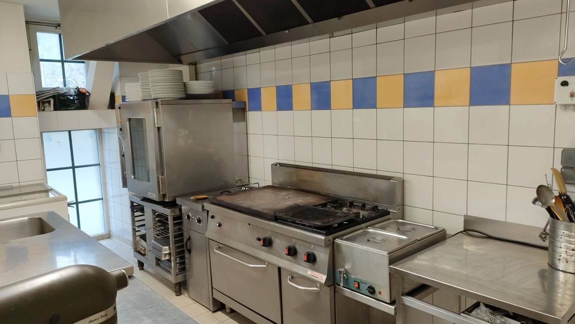 Etablissement connu et reconnu dans une petite commune rurale très dynamique, possibilité de développement avec une offre plus moderne voir la création d'une ginguette.
Cuisine aux normes et accès PMR validé. Logement 5 chambres avec cuisine et séjour, le tout sur une parcelle de plus de 1000m2.
Nous pouvons vous aidez dans la réalisation de votre prévisionnel