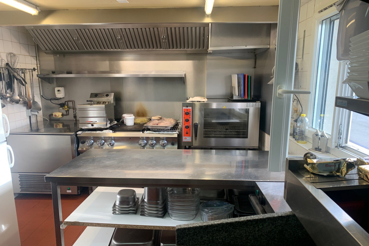 À reprendre, « Le Cheval Blanc », bel établissement clé en main Bar restaurant épicerie dépôt de pain, journaux, relais Poste, au c?ur de la commune de St-Gérand-de-Vaux*. Clientèle locale et touristique (aire camping-cars, étang communal,?) particuliers et professionnels. Importante dynamique locale. Potentiel de développement. Exploité en SAS depuis 2018 par son gérant, son conjoint et 1 salarié temps partiel. Matériels complets et récents (- de 4 ans). Bilans et liste matériels disponibles auprès du cédant. Murs appartenant à la commune. Salle de restaurant avec bar 58 m², 2ème salle de restaurant 30 m². Cuisine équipée 18 m². WC PMR accessible par l?extérieur. WC et salle d?eau privative au RDC. Terrasse à l?avant. Cour fermée, garage, jardin, 2 caves. Chauffage gaz. Logement annexé à l?étage d?environ 100 m² avec 2 grandes chambres, 1 petit chambre, 1 séjour et 1 salle d?eau. Prix de vente des parts sociales : 85 000 ? (matériels et stocks inclus). Montant du loyer : 653,77 ? TTC/mois. Bail commercial. 
*Saint-Gérand-de-Vaux est une commune rurale dynamique située au Centre du département de l?Allier à 8 km de Varennes-sur-Allier. La ville de Moulins (Préfecture,Ville d?art et d?Histoire) est à 25 min et Vichy (Ville thermale Reine des Villes d'eaux inscrite au patrimoine mondial de l'UNESCO) est à 35 min. Clermont-Ferrand (Puy-de-Dôme) est à 1h10 et Lyon (Rhône) à 2h. Découvrez Saint-Gérand-de-Vaux en vidéo : https://www.facebook.com/101338871750215/videos/1070097210233054