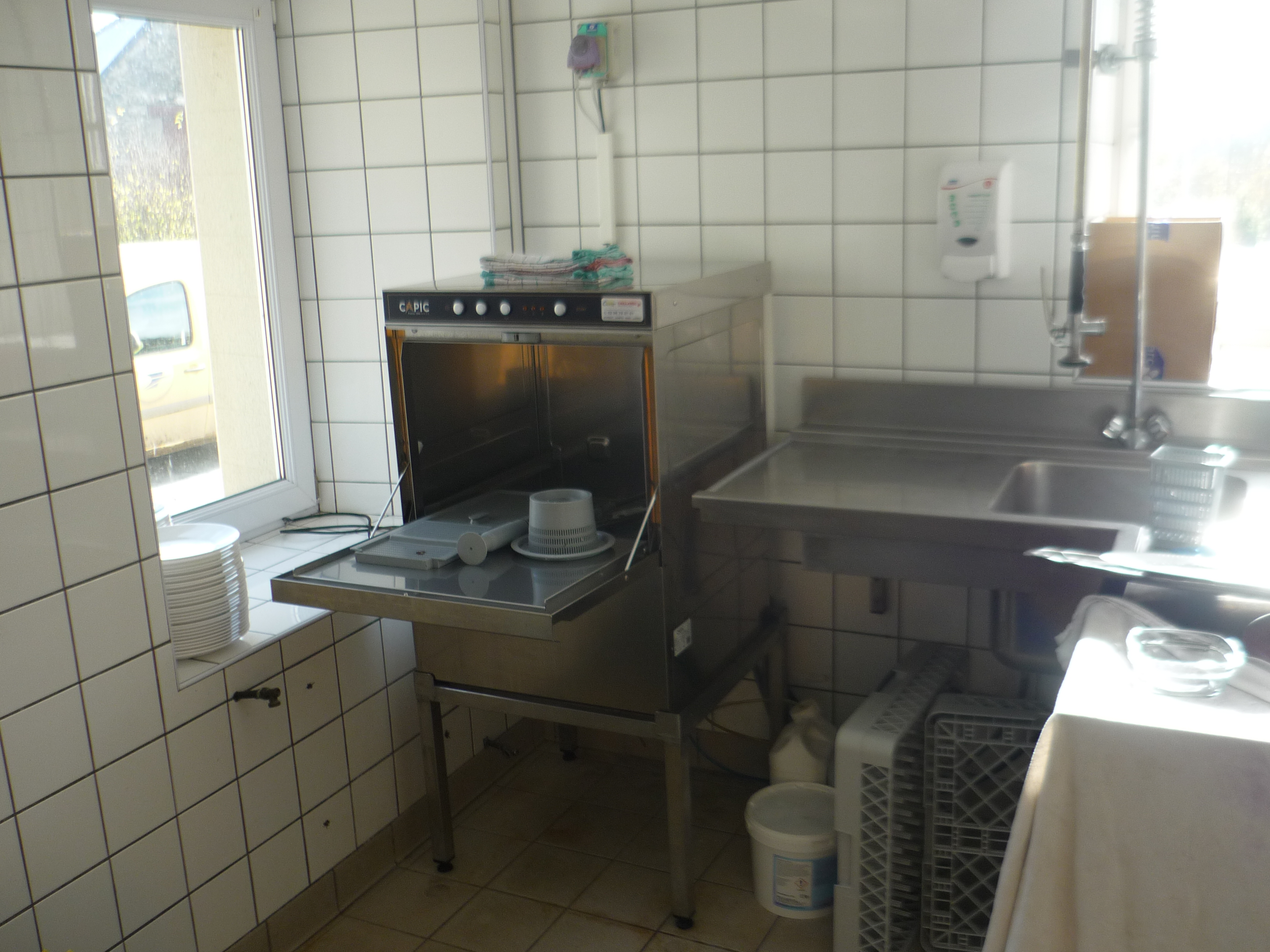 La Commune d’ALLINEUC (Côtes d’Armor) est à la recherche d’un locataire-gérant pour la reprise de son bar-restaurant, entièrement équipé, situé au cœur du bourg. Créé il y a plus de 20 ans, ce commerce possède une place importante au sein de la vie de la communale et associative.    

Il est proposé des murs commerciaux et d’habitation à louer. Le tout est composé d’un espace bar-restaurant de 150 m² et d’une cuisine de 30 m², aux normes ainsi que d’un appartement T3 de 60 m².
La commune est ouverte à toute proposition (ouverture en semaine complète, uniquement le week-end, restauration ou simple snacking…) tant que le commerce reste un lieu de convivialité.

La commune d’Allineuc possède un environnement naturel privilégié avec notamment son lac de Bosméléac. Allineuc est un village de 600 habitants au cœur de la Bretagne. La commune fait partie du territoire de  Loudéac Communauté Bretagne Centre, dynamique de par son soutien aux activités économiques