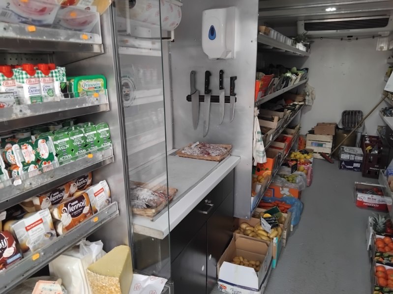 À vendre épicerie ambulante dans le massif du Sancy.

Camion magasin poids lourd 9 tonnes tout équipé + clientèle fidèle.

Tournée sur 4 jours : 30km à la ronde autour de Murol.