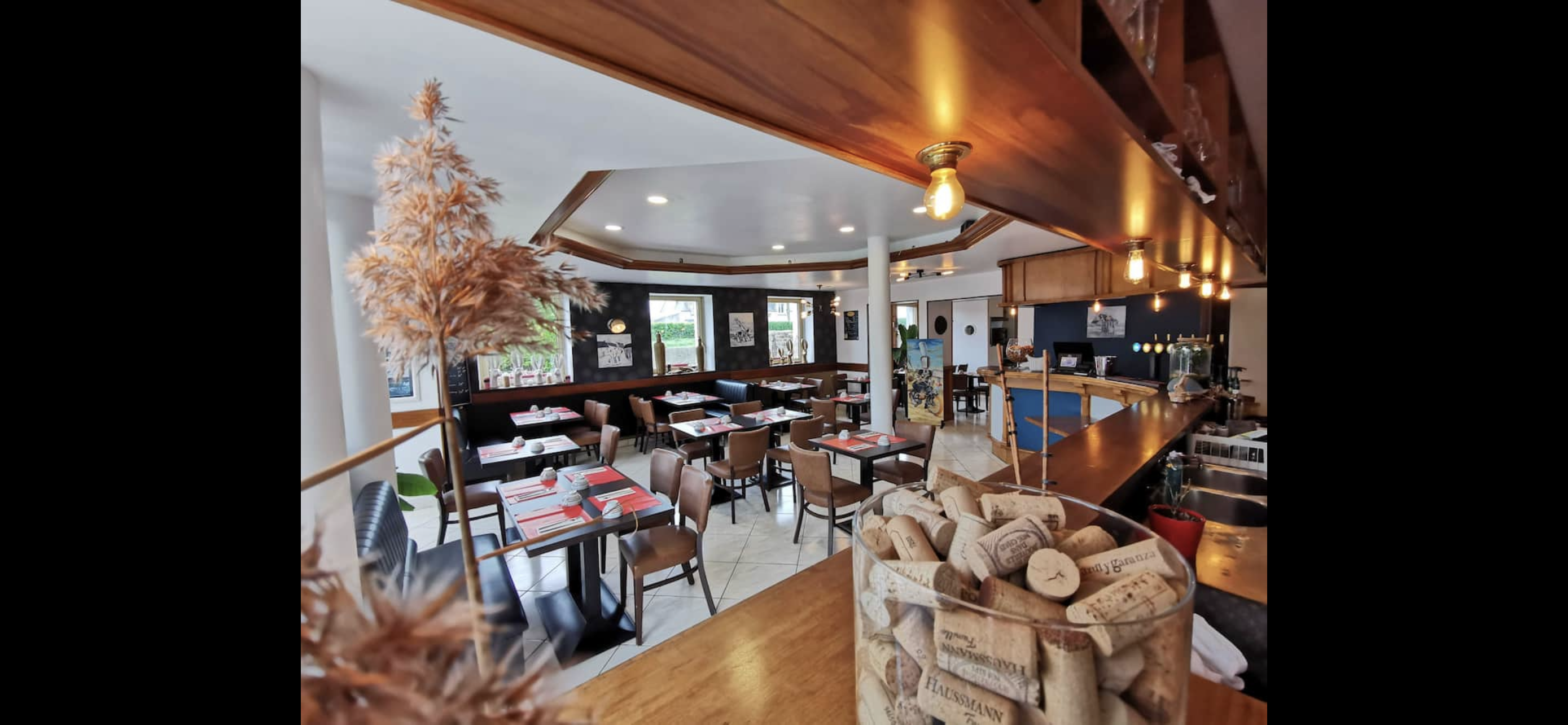 Immeuble bord de mer 
Emplacement n1 
1000 m² Plouescat

VENTE MURS
Situé à Plouescat, dans une zone commerciale et dynamique bénéficiant d'un emplacement exceptionnel à moins de 50 m de la mer, cet ensemble immobilier rénové offre un potentiel énorme de developpement.

Le pôle restauration: Cet établissement clé en main bénéficie d'une excellente base d'exploitation. (Possibilité d’acquérir le fond)

LE Restaurant et chambres est loué 3000€ net par mois 

64 places assises en intérieur et une agréable terrasse de 16 places. Vendu avec tout le matériel professionnel de haute qualité.

Hébergement: 5 chambres d'hôtes, dont deux familiales, équipées de salles d'eau et WC privatifs. Soit un total de 14 couchages.

Vous reprenez l’activité des Logements de tourisme : Deux logements T3 d'environ 100 m2 chacun sont inclus
un T2 en RDC d'environ 55 m2 et un grand studio de 30m2 

Tous vue mer 

Bâtiment rénové: d'importants travaux de rénovation ont été effectués récemment, et de nombreuses interventions sont sous garantie décennale, garantissant la tranquilité de l'acquéreur
Stationnement: Parking facile d'accès à proximité immédiate pour la clientèle
Autoconsommation énergétique: le bâtiment est équipé de panneaux solaires ( moins de 4 ans), réduisant presque de moitié le coût de consommation
GR 34: Référencé sur les sites de randonnées

Pas de reprise de personnel
Pour toutes demandes d'informations complèmentaires et visites contactez moi

Surface : 1000 m²

Consommation énergie primaire : Non communiqué
Consommation énergie finale : 0 kWh/m²/an