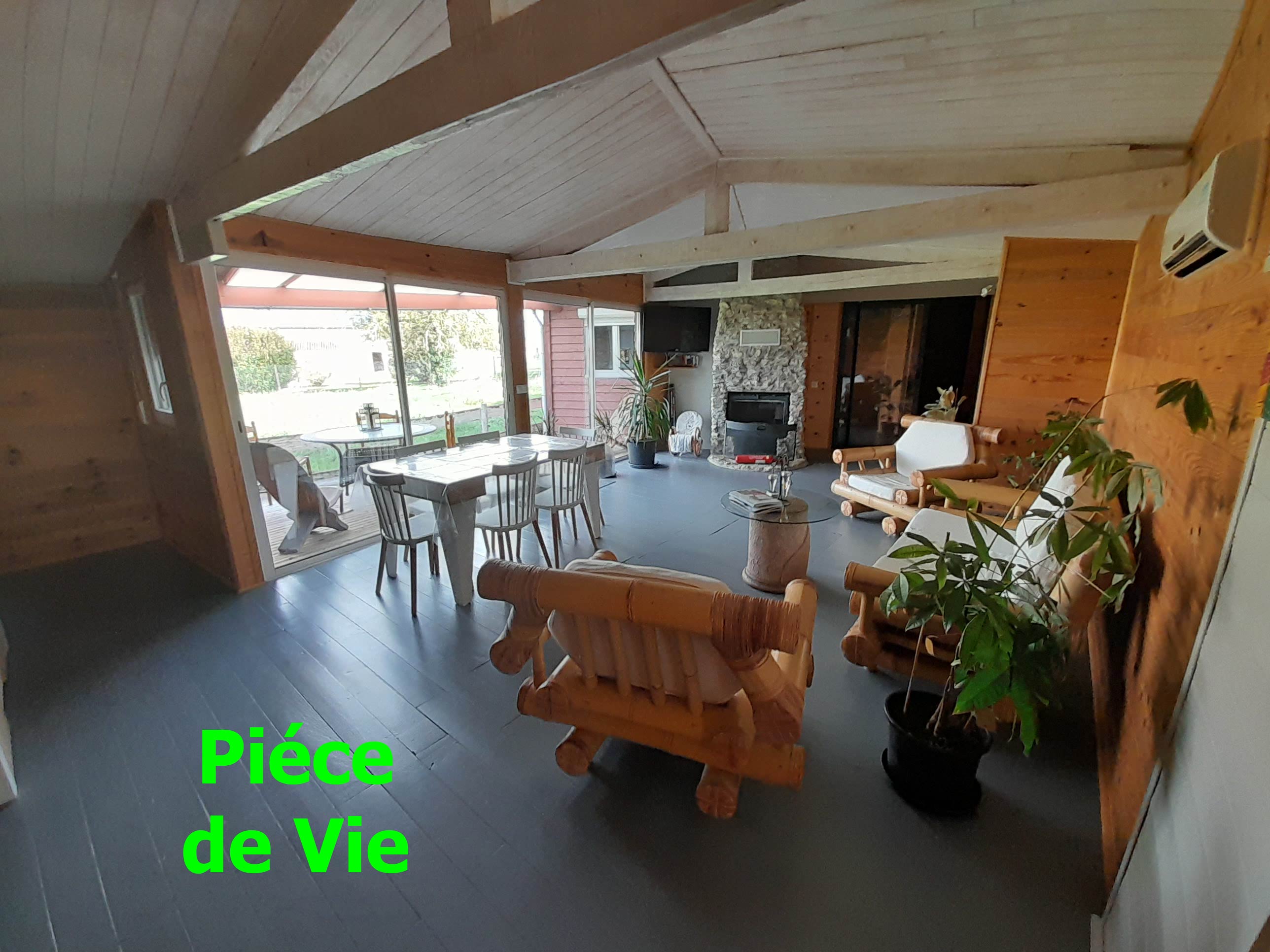 Plongez dans le charme unique de cette propriété en bois d’environ 260 m² habitable (Avec la possibilité d’agrandir via les dépendances), sur un terrain de 3 600 m², offrant un cadre de vie exceptionnel pour ceux qui recherchent la tranquillité et la proximité avec la nature.

La partie habitation principale, chaleureuse et spacieuse, dispose de 5 chambres, idéales pour une grande famille ou pour recevoir des invités. L’architecture tout en bois confère à l'ensemble un charme authentique et naturel, de type chalet de montagne.

La partie habitation secondaire, comprends 3 chambres (Aujourd’hui dédié à des chambres d’hôtes), chacune équipée de sa propre douche, apportant ainsi tout le confort nécessaire pour accueillir vos hôtes, ainsi que d’une grande pièce de vie, idéale pour servir les repas et petits déjeuné.
Les dépendances, aussi toute en bois, se composent d’une partie avec piscine hors-sol et d’un spa (Dans une pièce couverte), d’une salle de sport, et d’une partie « garage », pouvant accueillir 3 voitures, ou alors être transformé en gite.
Cette propriété est situé au calme, mais son avantage est de se situer à 35 minutes de la gare de Poitiers, à 20 minutes du Futuroscope, et à 10 minutes de Mirebeau ou vous trouverez toutes les commodités nécessaires (supermarchés, pharmacie, écoles et collège, ...)
Cette petite commune de 400 habitants est un havre de paix qui appelle au calme et à la quiétude.