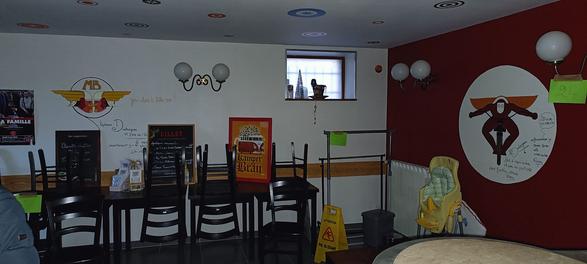 La commune déléguée de Maillet – commune nouvelle de Haut-Bocage (03190) située au nord de l’Allier, à mi-chemin de Clermont-Ferrand et Bourges est à la recherche d’un gérant pour le bar-restaurant du village. 
Entièrement refait à neuf en 2011, ce bâtiment de charme (pierres et poutres apparentes, décoré avec goût) se répartit sur une surface au sol de 175 m² comme ceci :
-	Une salle de restaurant de 44 m² d’environ 25 couverts
-	Un bar de 40 m²
-	Une terrasse de 200 m²
-	Cuisine équipée qui permet de démarrer l’activité sans investissement 
-	Communs de 90 m²
-	Pompe à chaleur neuve
Le tout sur un terrain de 1360 m² situé en plein bourg, à côté de l’école, de la salle polyvalente et du tiers-lieu. 
La sortie 9 (forêt de Tronçais) de l’autoroute A71 est à moins de 03 km.
Si vous êtes prêt à nous rejoindre pour participer à la dynamique du village et venir redonner vie à ce très bel endroit, n’hésitez plus et appeler la mairie de Maillet au 04.70.06.71.62 ou envoyer un mail à mairie@haut-bocage.fr

Au-dessus du bar-restaurant, un logement indépendant de 92 m² peut accueillir le gérant et sa famille avec une cuisine – salle à manger, trois chambres, un bureau et SDB avec WC et douche