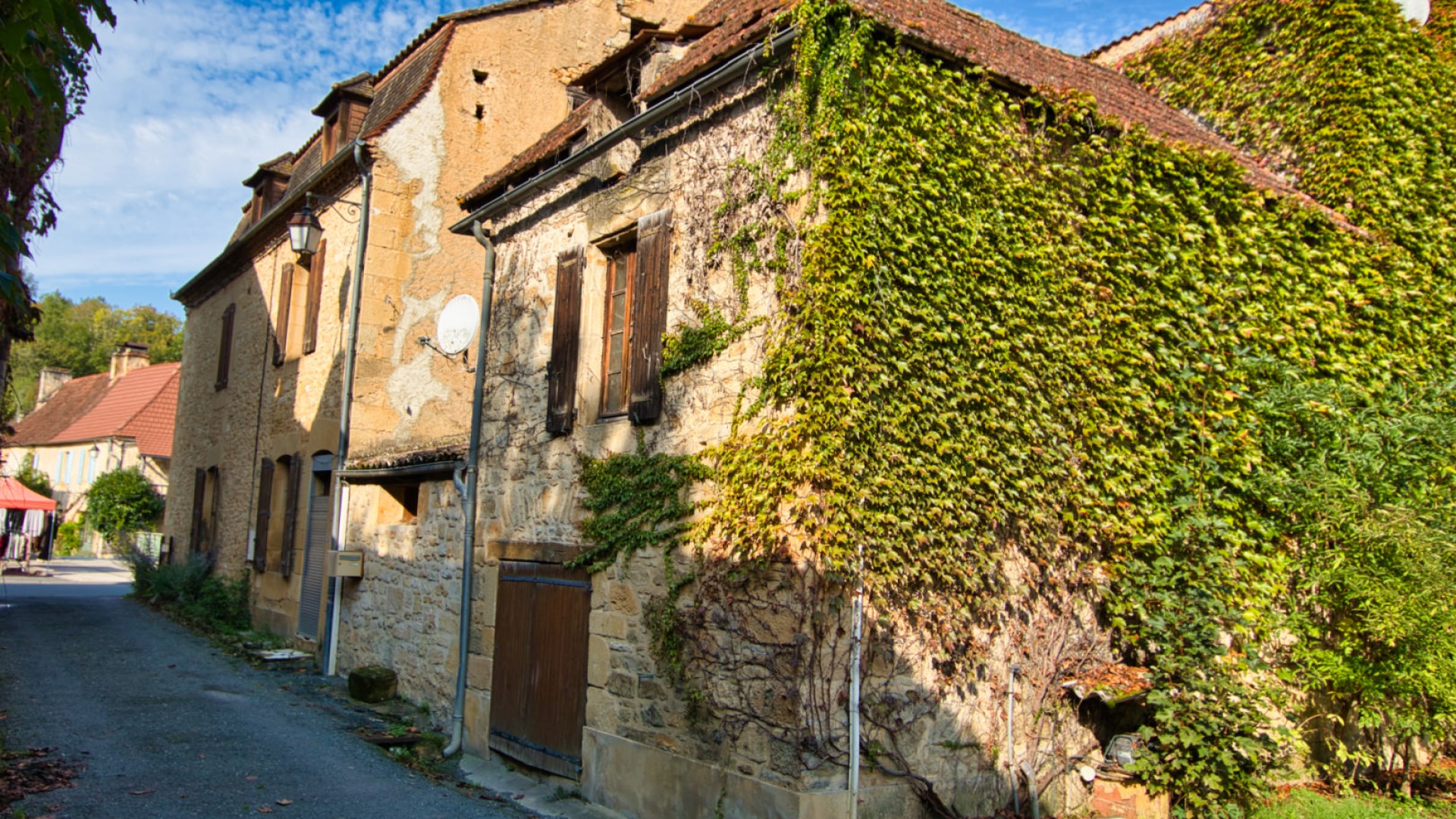Vous souhaitez ouvrir un commerce et participer à la vie d'un petit village en Dordogne, nous mettons en vente un ancien bar-restaurant en plein cœur de Saint-Pompont, petit village à 15min du Triangle d'or avec la vallée de la Dordogne et ses châteaux réputés. 

Le bâtiment en pierres typique de la région de près de 180 m2 peut s'adapter à plusieurs types de commerces et en fonction de votre projet. 
Les espaces peuvent également être dissociés afin de créer 2 bâtiments distincts. 

Actuellement, le bâtiment est découpé ainsi : 
- au rdc : une grande pièce avec coin bar et sa salle de restaurant, une pièce avec cheminée qui servait de seconde salle de restaurant, une cuisine, des Wc (dont 1 pour personnes à mobilité réduite.
- à l'entresol : l'arrière cuisine
- au 1er étage : 1 grande pièce en pierres apparentes de 44 m², une chambre de 17 m² et un débarras, une buanderie et un toilette.
- au 2ème étage : 2 chambres (13 et 10 m²), une chambre en enfilade, une salle de bains et wc.

Un parking privé peut-être transformé en terrasse/jardin. 
Tout-à-l'égoût

La vente concerne le bâtiment et sa licence 4 (toujours valide), il n'y a plus de fond de commerce actif.