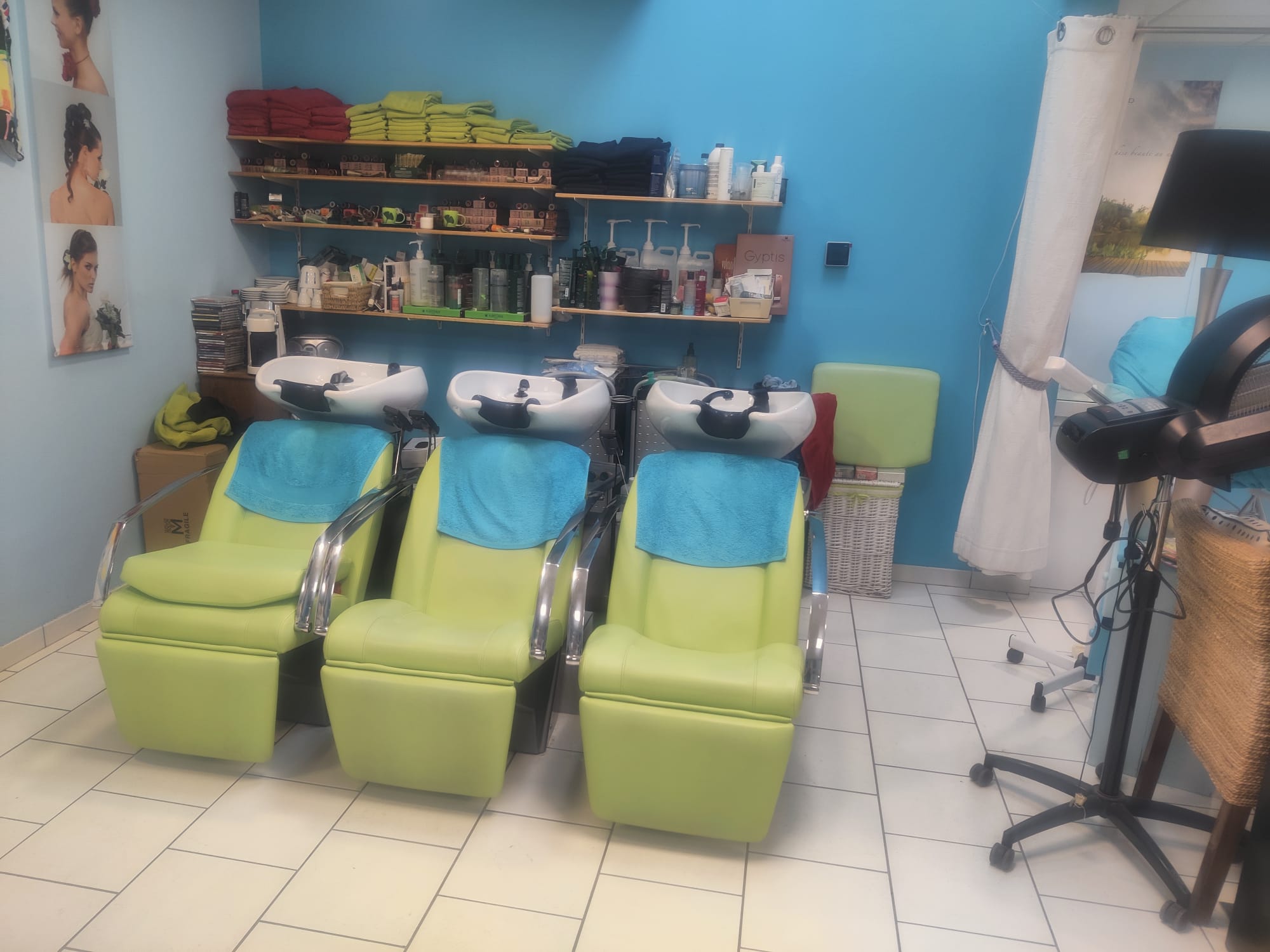 Installé depuis 2007,  j'ai développé ce salon de coiffure avec une belle clientèle mixte qui aujourd'hui, a une bonne réputation et des clients fidèles.

Situé dans un local de plus de 52 m2, le salon dispose de l'équipement nécessaire pour être repris de suite. Un parking est également à disposition des clients, une place est également prévu pour le propriétaire.
Des commerces sont idéalement situé aux alentours.

Idéal pour être tenu par 1 à 2 personnes, la stabilité actuelle de la clientèle permet de reprendre avec une certaine sérénité.

Au cœur d'un village dynamique et entouré d'autres village en constante évolution il est possible de continuer et même développer ce bel établissement.