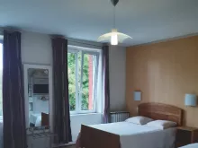 Cède fonds de commerce à Aubréville, au cœur de l’Argonne à 10 min de la frontière marnaise et à 25 min du centre de Verdun. Créé dans les années 50, tenu de père en fils, cet hôtel restaurant se trouve dans un bâtiment de 440 m² de caractère d’inspiration flamande. Il est composé au RDC d’une salle et bar (licence IV) de 40 m², d’une salle restaurant de 50 m², d’une cuisine de 20 m², salle d’accueil/ tv, toilettes et de chambres froides de conservation (positive et négative). La capacité d’accueil est de 15 couverts dans la salle bar, de 25 couverts dans la salle restaurant. Une salle de réception adjacente de 110 m² permet d’accueillir 100 couverts supplémentaires. Le bâtiment est aux normes. A l’étage, il y a 10 chambres (2 de 20 m² et 8 de 13 m²). 6 chambres avec salle d’eau individuelle sont exploitées à ce jour. Un extérieur conséquent et des dépendances / grange. L’établissement offre également un service de débit de tabac, loterie et de gaz. 
Possibilités de négociation ou de location