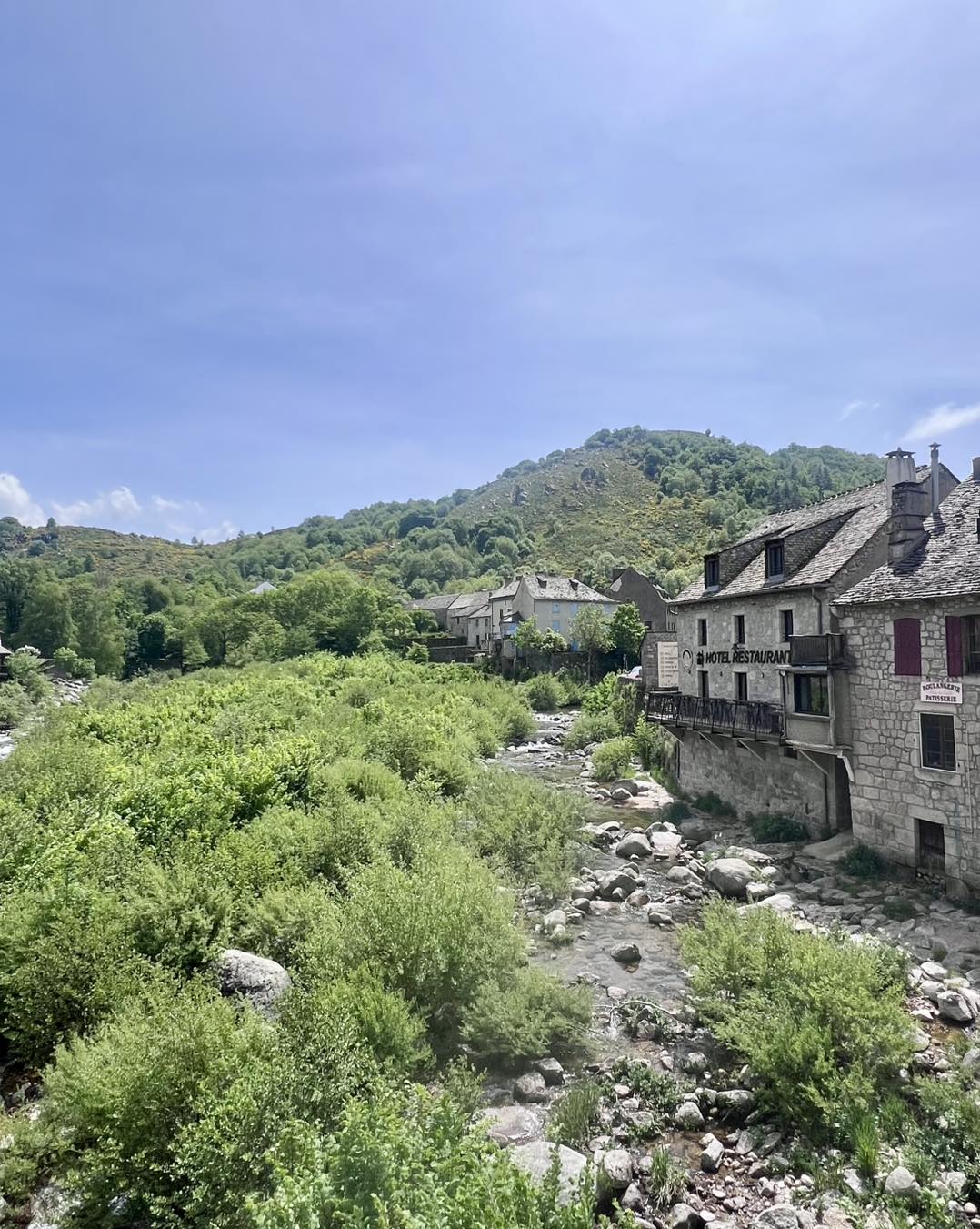 À vendre un hôtel**– restaurant, refait à neuf en 2020.
Il s’agit d’un établissement saisonnier, situé en Lozère, au cœur d’un village de 500 habitants. Le bien se situe à 30 minutes de Florac Trois Rivières.
Très touristique, il est au carrefour de différents sentiers de randonnée.
Les clients sont principalement des sportifs (randonneurs, vététistes), des familles, des retraités… 
Les vacanciers viennent profiter du calme, ils se relaxent en écoutant le bruit de l’eau, ils viennent se reposer tout en visitant la région, tandis que d’autres profitent de ce cadre pour pratiquer des sports de nature.
L’hôtel peut accueillir jusqu’à 37 personnes, réparties dans 14 chambres confortables. Le restaurant dispose d’une salle d’une quarantaine de couverts, complétée par une terrasse surplombant le Tarn, très appréciée des clients, avec une capacité d’environ 60 couverts.
L’hôtel**– restaurant bénéficie d’une excellente réputation, un mélange de styles qui réunit le charme des chambres d’hôtes, le confort d’un hôtel et l’esprit chaleureux d’une auberge de jeunesse. 
L’établissement est entièrement équipé avec du matériel entretenu, acheté neuf en 2021. Il dispose d’une laverie automatique en libre-service ouverte à tous.
L’hôtel-restaurant est ouvert de mi-avril à mi-octobre. Il fonctionne uniquement avec du personnel saisonnier. Aucun CDI n’est en cours, et il n’y a donc aucun salarié à reprendre. 
Le taux d’occupation a atteint 92 % en 2024, pour un chiffre d’affaires supérieur à 500 000 €.
Le repreneur peut être accompagné lors du démarrage de l’activité. Une maison de fonction située dans le village peut être proposée à la vente en option. 

Vente du fonds de commerce : 300 000€. Vente des murs : 800 000€
Référence de l'annonce : L0496