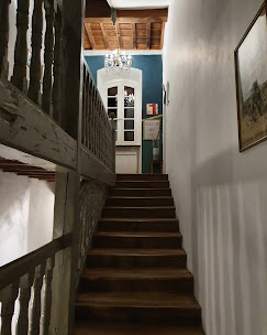 Opportunité exceptionnelle à céder murs et fonds de commerce de 4 chambres d'hôtes de charme et un logement de fonction au cœur de la cité médiévale de Villefranche du Conflent classé à l'Unesco.
Saisissez cette opportunité d'acquérir une magnifique bâtisse en pierre de 1680 de l'ancienne poste du village entièrement rénovée avec goût en 4 chambres d'hôtes nichée dans les remparts d'une cité médiévale fortifié par Vauban, classée au patrimoine mondial de l'Unesco. 
Idéalement située à l'entrée principale de la cité, la propriété bénéficie d'un emplacement de premier choix proche de l'axe routier très fréquenté, reliant la mer à la montagne. Elle se trouve à 1 heure de Perpignan et 1 heure de l'Andorre, garantissant un flux constant de visiteurs.
D'une superficie de 300m² répartis sur 4 niveaux R+3 bénéficiant d'une exposition plein sud, elle comprends : 
- 4 chambres d'hôtes de charme
- Une salle de petit déjeuners convivial
- Un logement de fonction de type T2
Un bien d'exception sans travaux à prévoir
Au total, le bien offre 7 à 8 pièces toutes décorés avec soin ou l'histoire des lieux se mêlent harmonieusement au confort moderne. La toiture est en excellent état.
Prix moyen chambre de 110€
Taxe Foncière 1800€ 
L'ensemble des murs et du fonds de commerce est proposé à 360000€