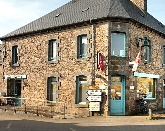 La commune de Plufur recherche de nouveaux repreneurs pour son commerce de proximité, situé au cœur du bourg.

🏪 Le commerce regroupe plusieurs activités :

🥖 Boulangerie
🛒 Épicerie
☕ Bar
🚬 Tabac
🍀 Française des Jeux (FDJ)

La commune met à disposition :

- Un local commercial communal (avec licence IV)

- Le matériel nécessaire à l'activité de boulangerie

- Un logement situé à l'étage, pouvant accueillir une famille

🔑 L'ensemble est proposé à la location, avec un loyer mensuel.

📅 Disponible à partir du 1er janvier 2027.

Ce commerce représente une belle opportunité pour des personnes souhaitant s'installer et participer à la vie d'une commune rurale dynamique.

📞 Pour tout renseignement ou pour manifester votre intérêt, contactez la mairie de Plufur.